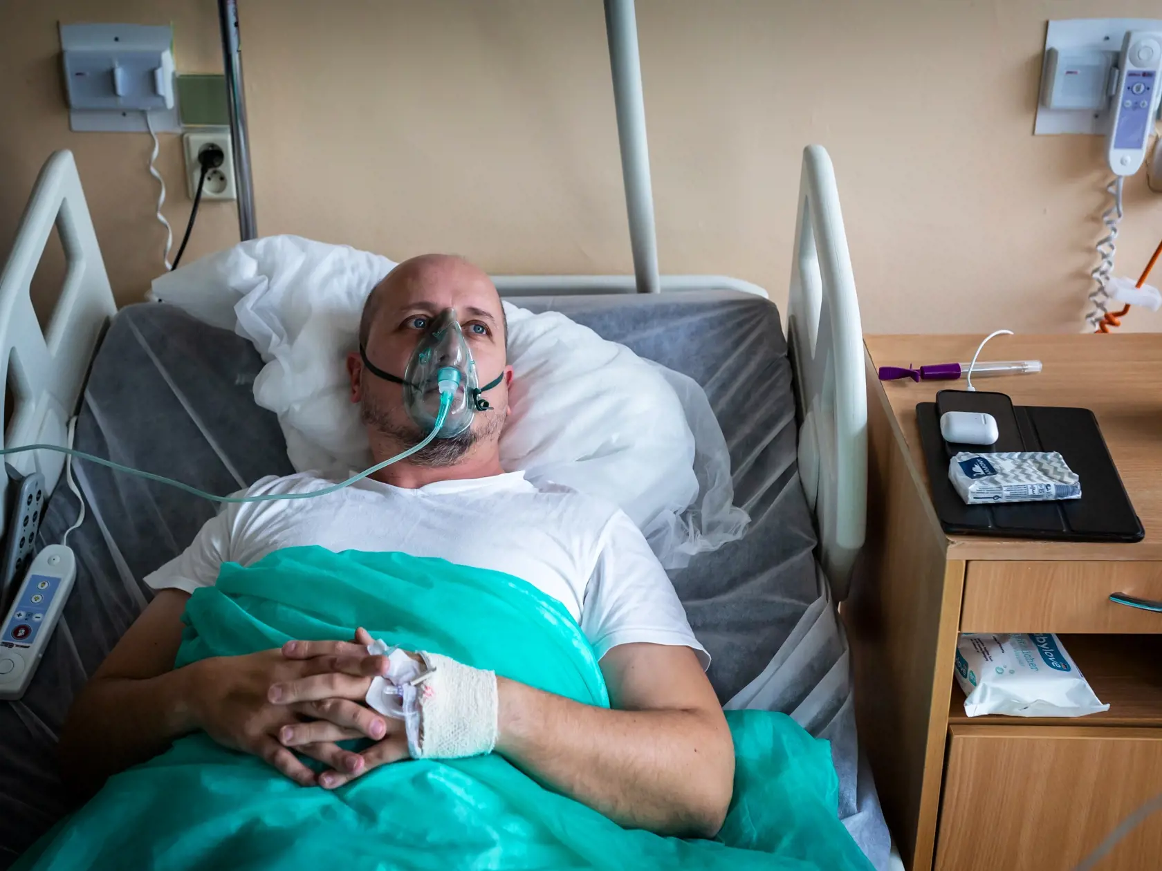 Na snímke je lôžkové oddelenie na Kramároch, kde sa liečia pacienti chorí na Covid-19. Stav v nemocniciach na Slovensku je ešte horší ako v druhej vlne, lôžka plnia najmä neočkovaní. Minister už vyhlásil triáž, v mnohých už lekári musia pacientov aj triediť.
