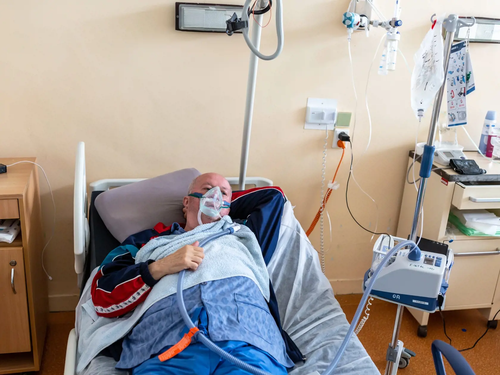 Na snímke je lôžkové oddelenie na Kramároch, kde sa liečia pacienti chorí na Covid-19. Nemocnice už naplnili svoju kapacitu, voľné lôžka pre nových pacientov sa hľadajú ťažko.