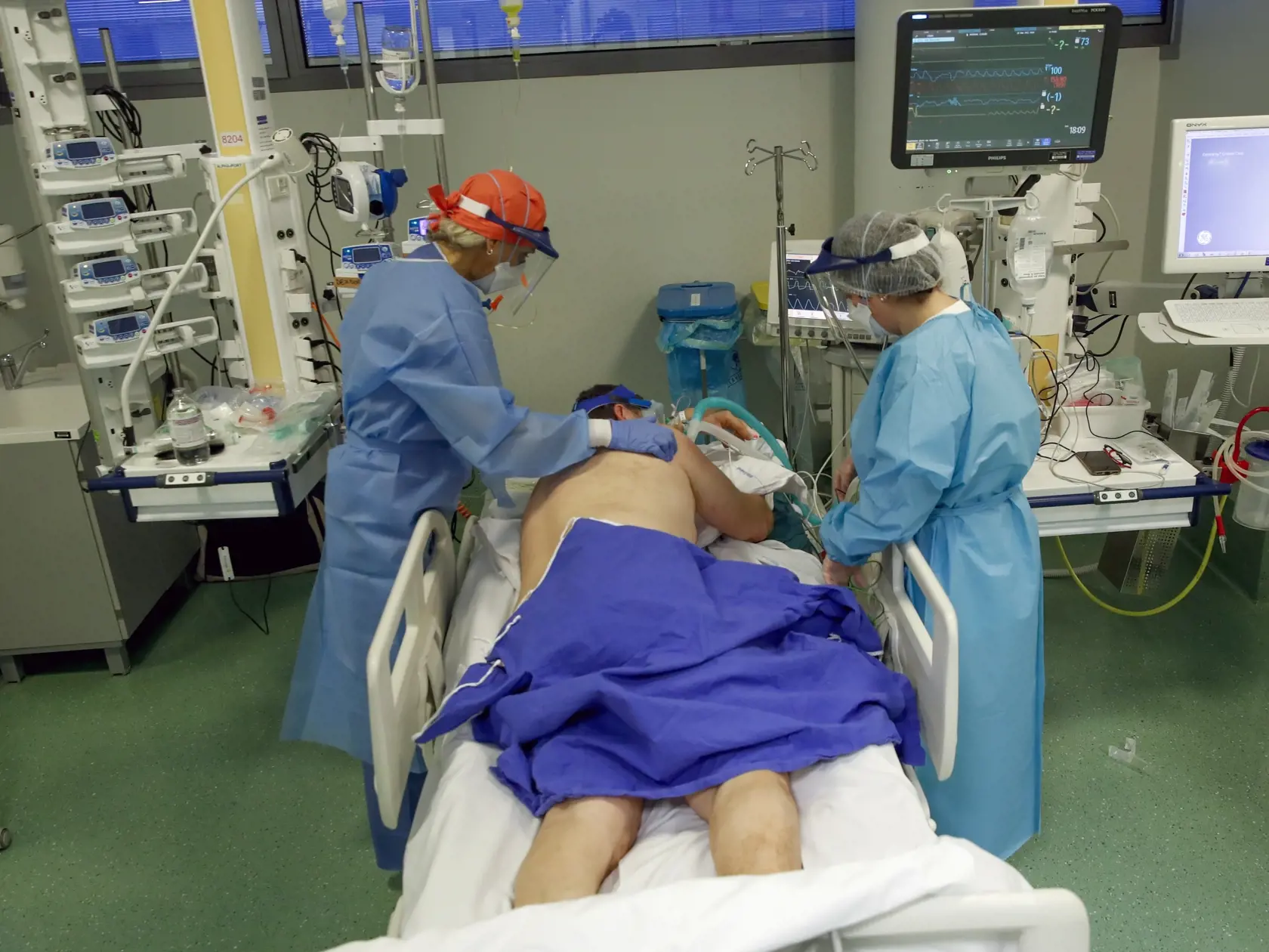 Nemocnice už naplnili svoju kapacitu, voľné lôžka pre nových pacientov sa hľadajú ťažko.