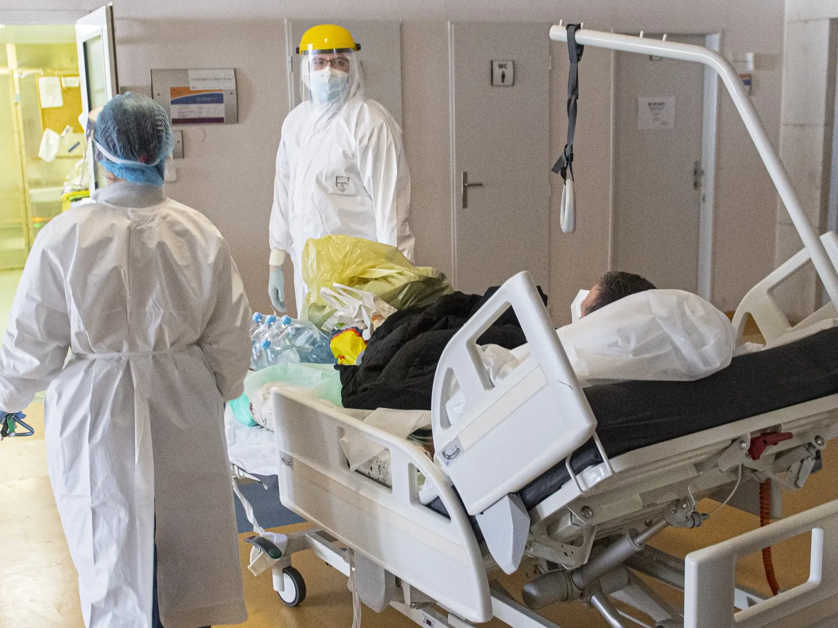 Nemocnice už naplnili svoju kapacitu, voľné lôžka pre nových pacientov sa hľadajú ťažko.