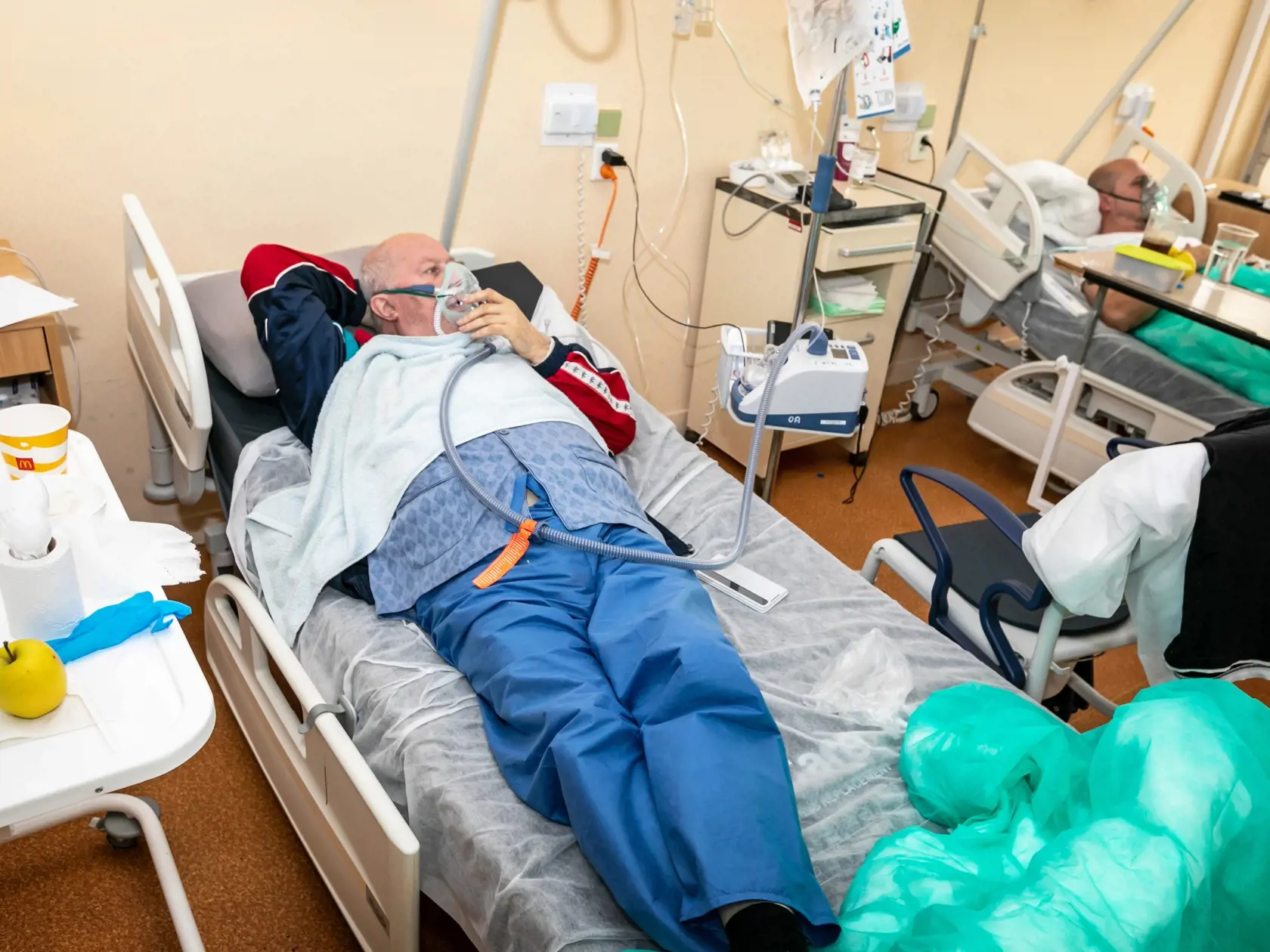 Na snímke je lôžkové oddelenie na Kramároch, kde sa liečia pacienti chorí na Covid-19. Stav v nemocniciach na Slovensku je ešte horší ako v druhej vlne, lôžka plnia najmä neočkovaní. Minister už vyhlásil triáž, v mnohých už lekári musia pacientov aj triediť.