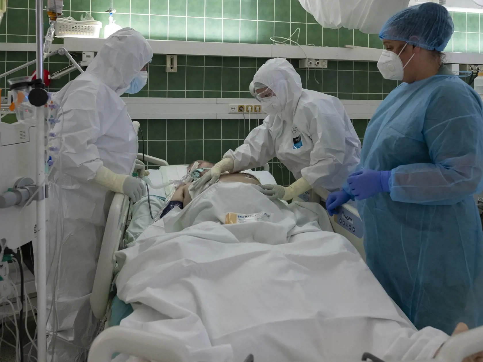Nemocnice už naplnili svoju kapacitu, voľné lôžka pre nových pacientov sa hľadajú ťažko.