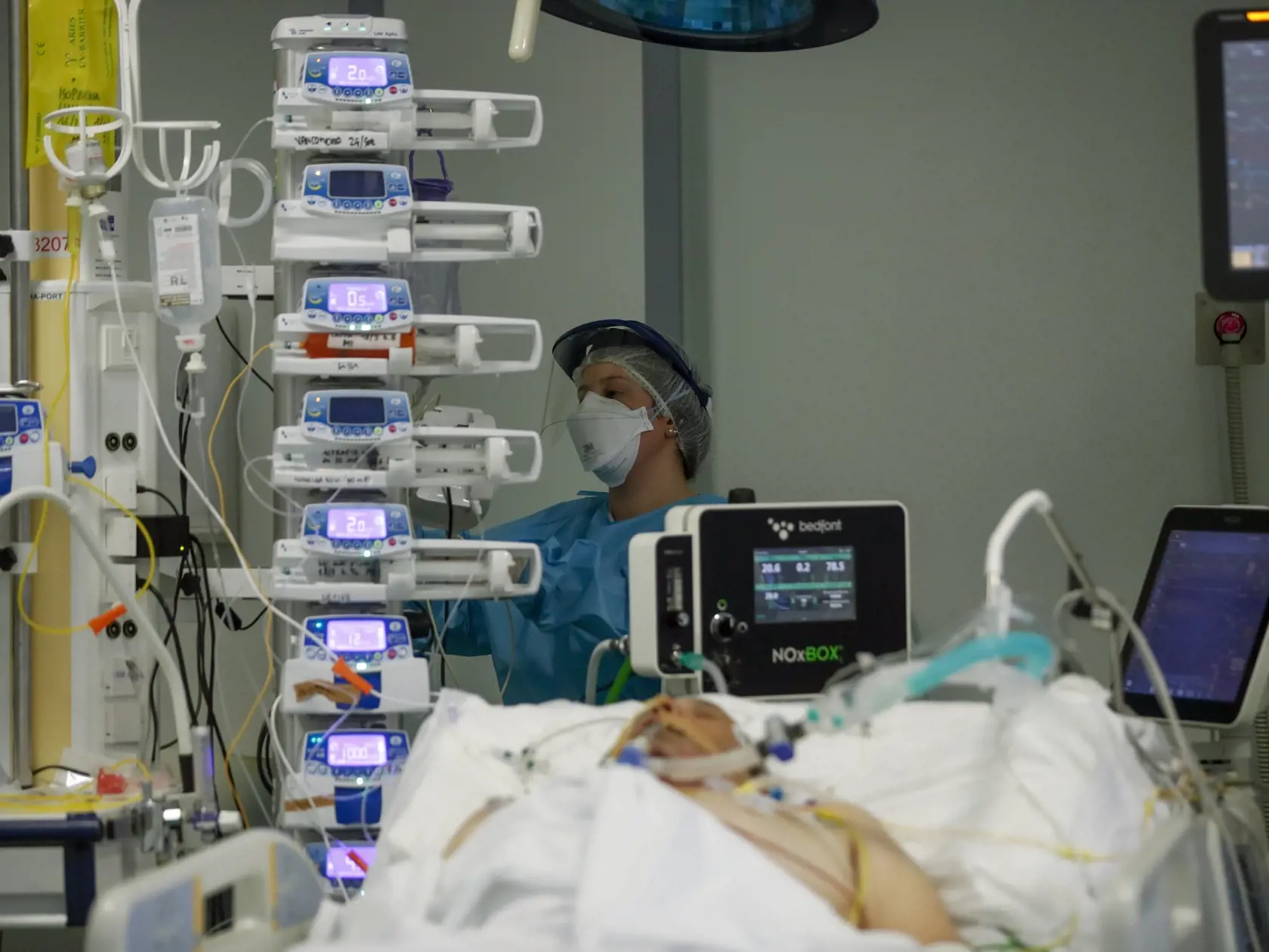 Nemocnice už naplnili svoju kapacitu, voľné lôžka pre nových pacientov sa hľadajú ťažko.