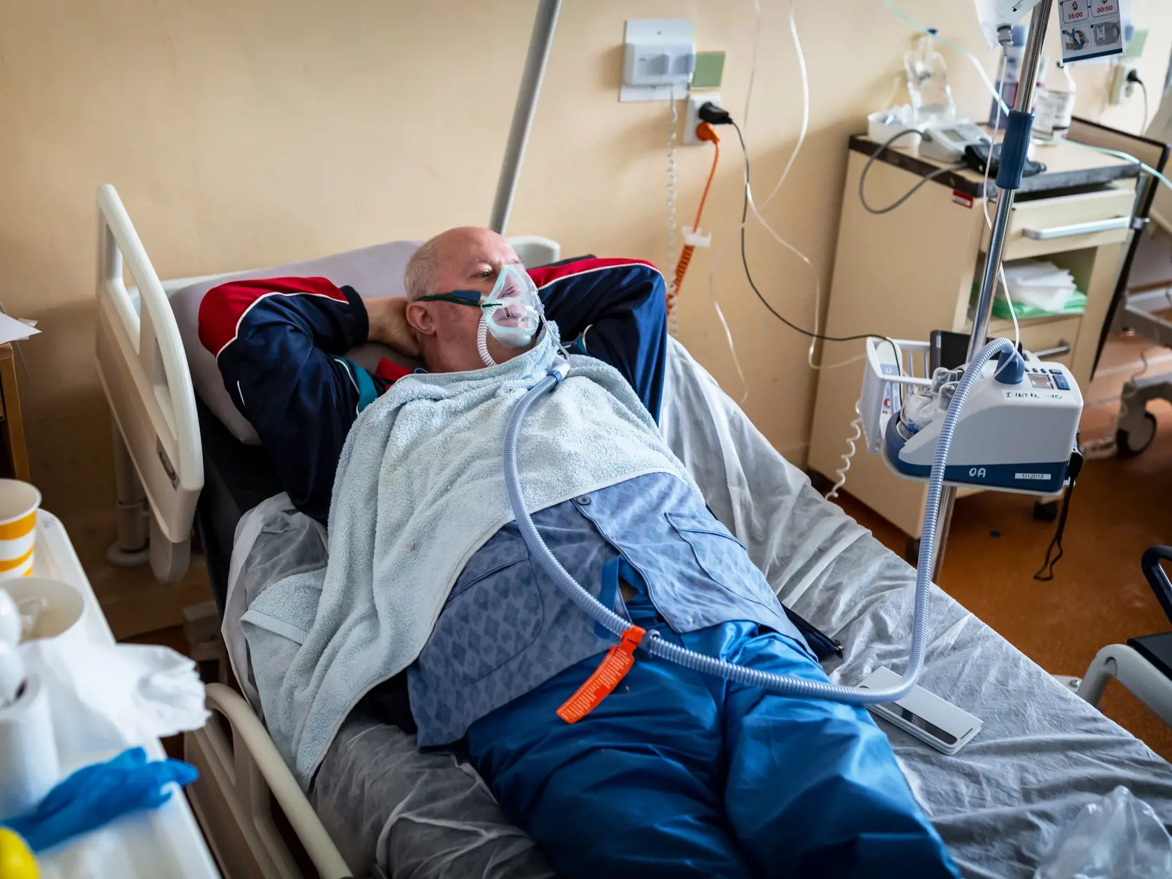 Na snímke je lôžkové oddelenie na Kramároch, kde sa liečia pacienti chorí na Covid-19. Nemocnice už naplnili svoju kapacitu, voľné lôžka pre nových pacientov sa hľadajú ťažko.