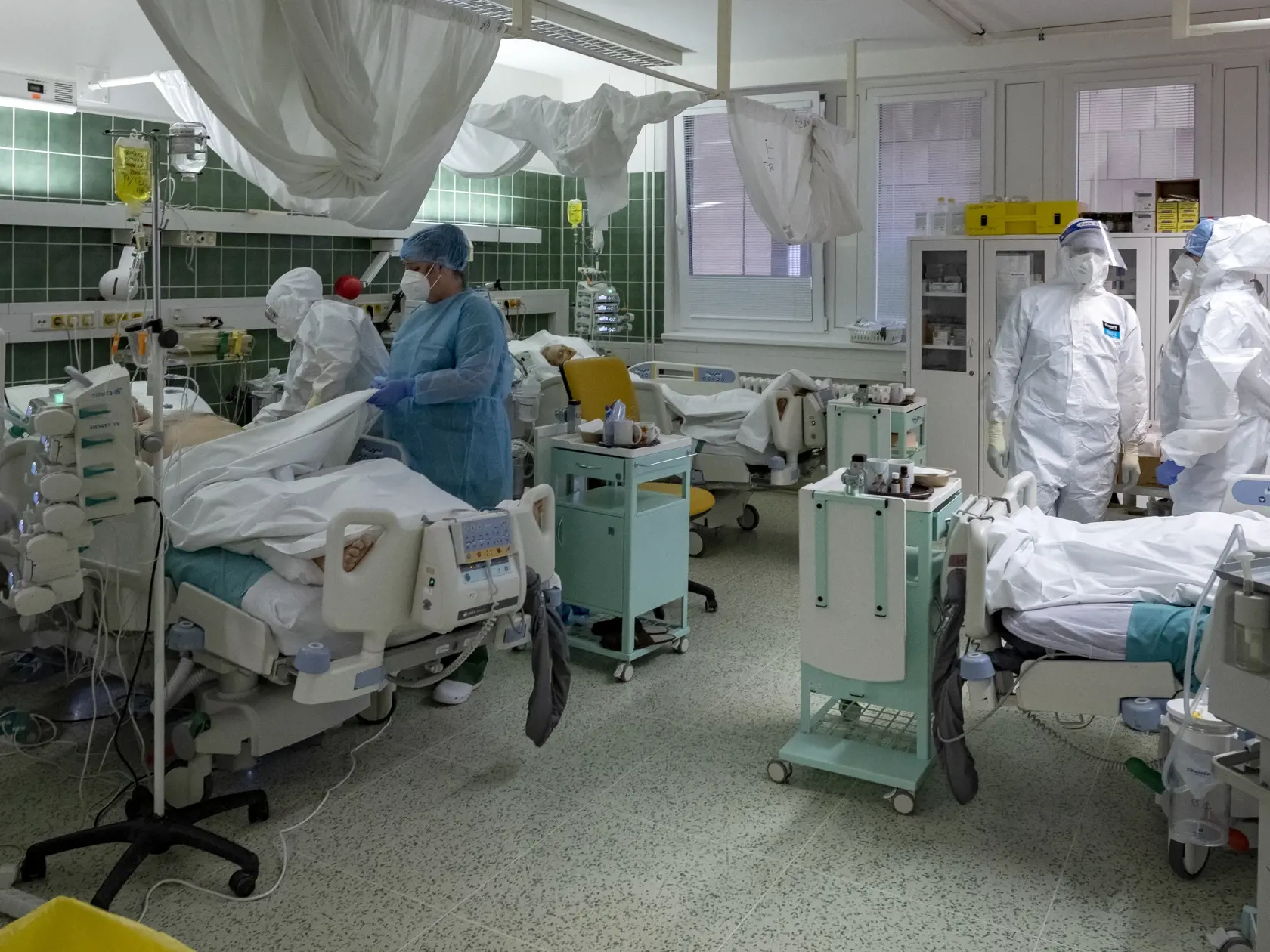 Nemocnice už naplnili svoju kapacitu, voľné lôžka pre nových pacientov sa hľadajú ťažko.