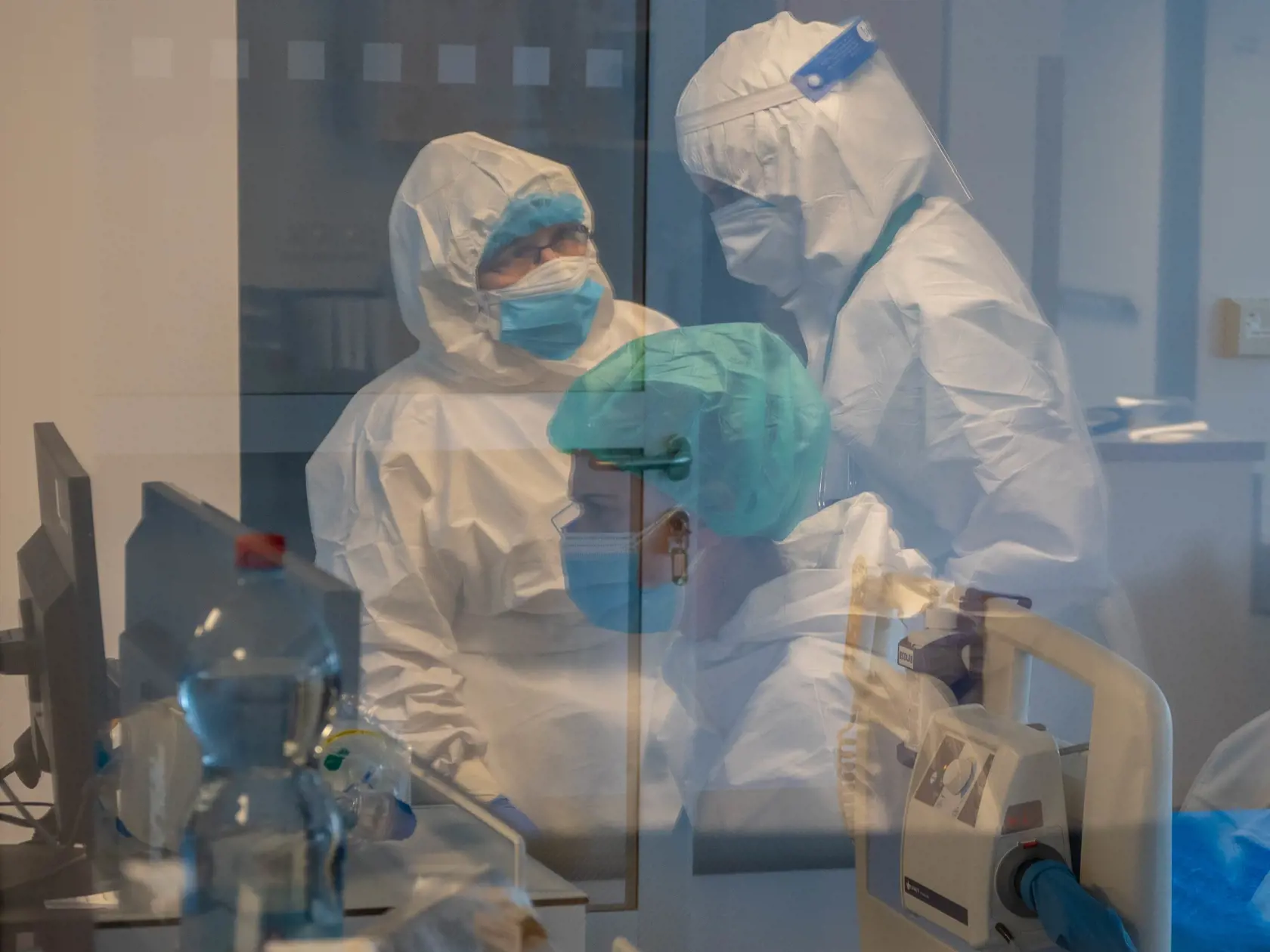 Boli sme na oddelení, kde sa starajú o pacientov s najťažším priebehom ochorenia COVID-19. Veľakrát si poplačeme, hovorí zdravotnícky personál, je ťažké vidieť umierať toľko ľudí.