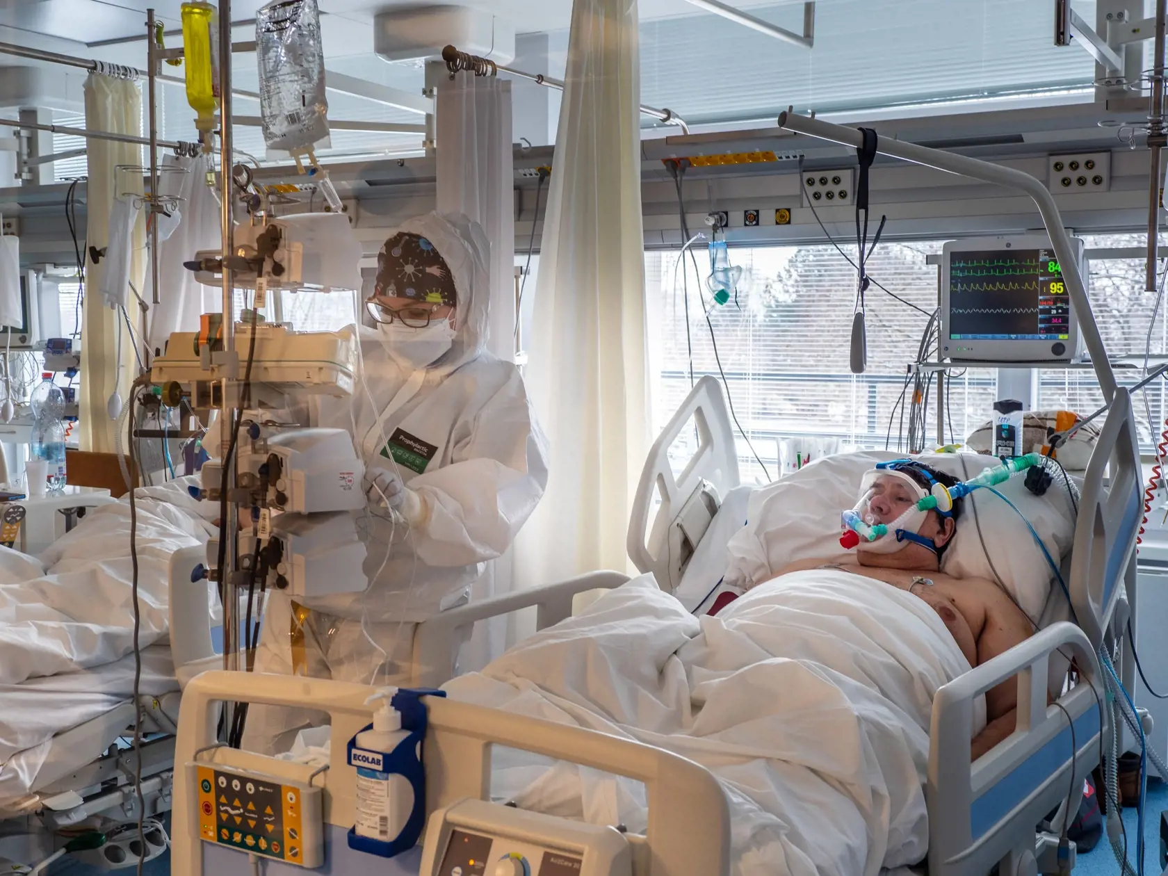 Boli sme na oddelení, kde sa starajú o pacientov s najťažším priebehom ochorenia COVID-19. Veľakrát si poplačeme, hovorí zdravotnícky personál, je ťažké vidieť umierať toľko ľudí.