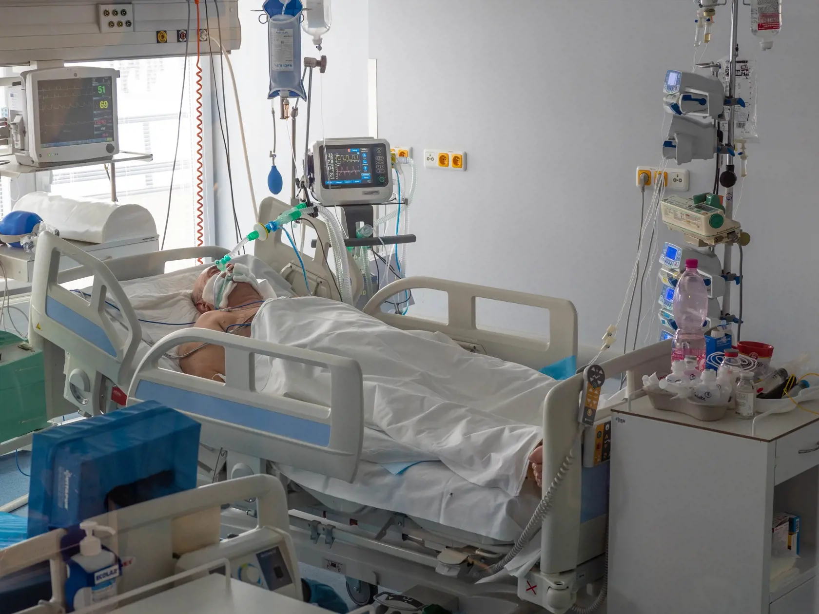 Boli sme na oddelení, kde sa starajú o pacientov s najťažším priebehom ochorenia COVID-19. Veľakrát si poplačeme, hovorí zdravotnícky personál, je ťažké vidieť umierať toľko ľudí.