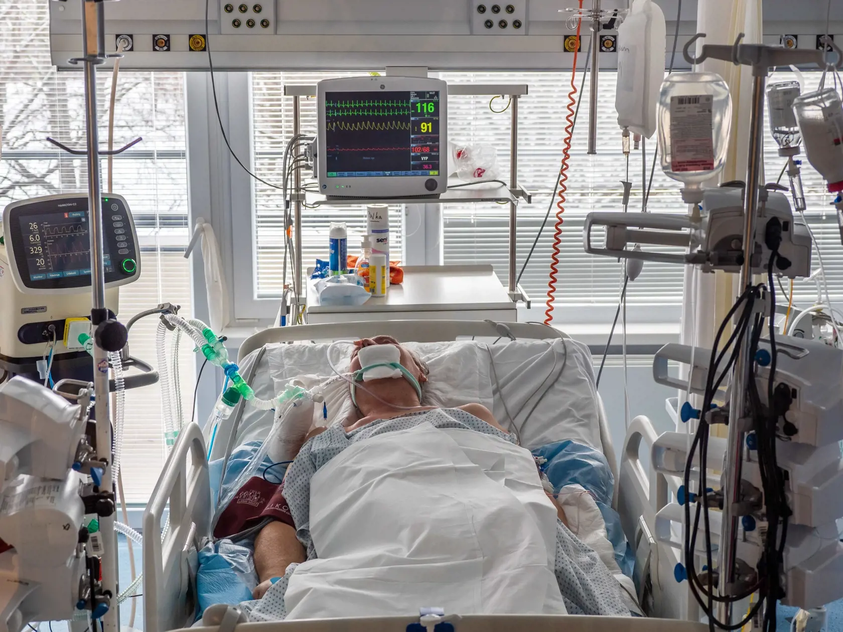 Boli sme na oddelení, kde sa starajú o pacientov s najťažším priebehom ochorenia COVID-19. Veľakrát si poplačeme, hovorí zdravotnícky personál, je ťažké vidieť umierať toľko ľudí.