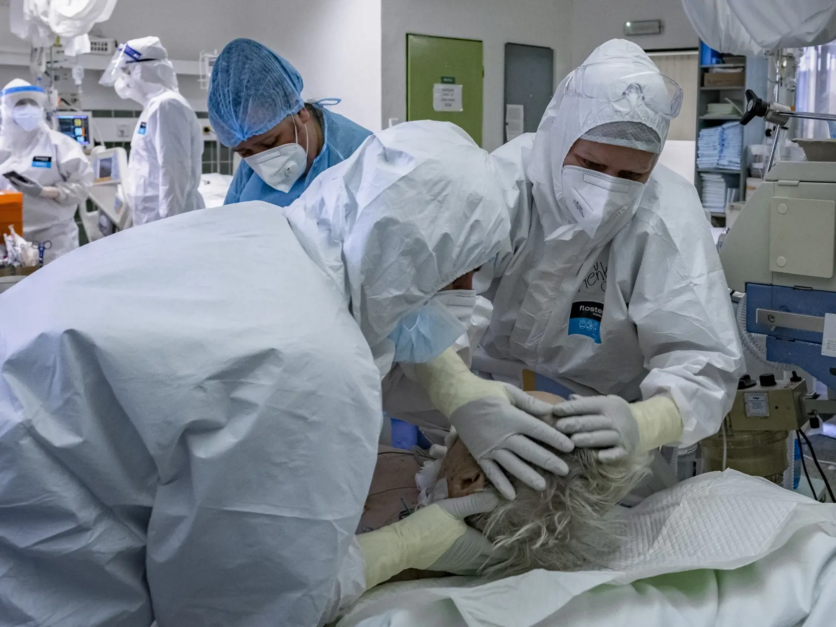 Nemocnice už naplnili svoju kapacitu, voľné lôžka pre nových pacientov sa hľadajú ťažko.