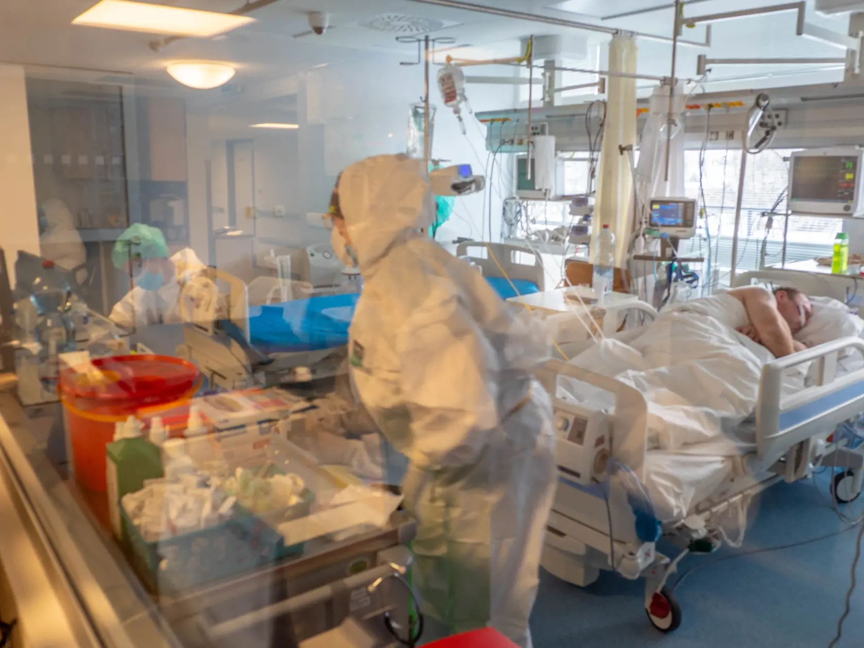 Boli sme na oddelení, kde sa starajú o pacientov s najťažším priebehom ochorenia COVID-19. Veľakrát si poplačeme, hovorí zdravotnícky personál, je ťažké vidieť umierať toľko ľudí.