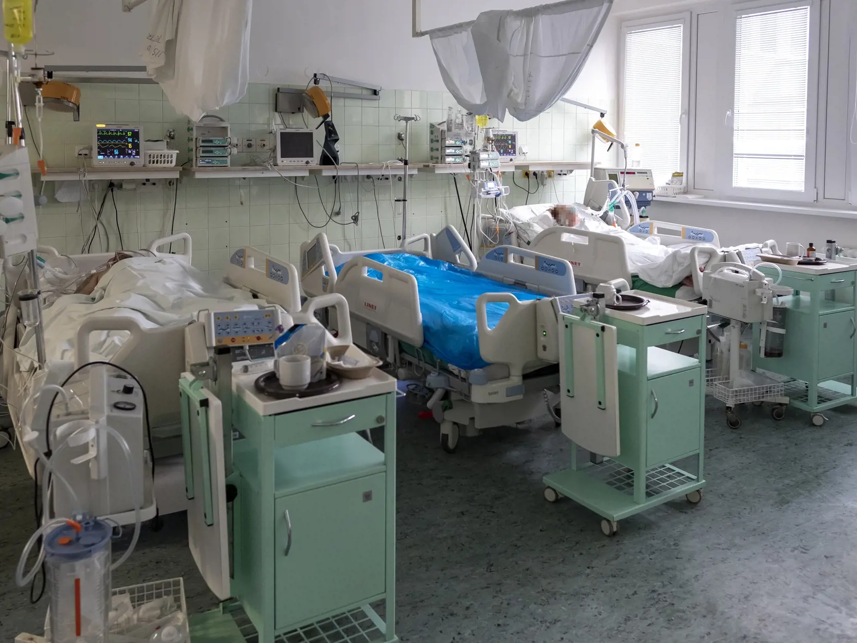 Nemocnice už naplnili svoju kapacitu, voľné lôžka pre nových pacientov sa hľadajú ťažko.