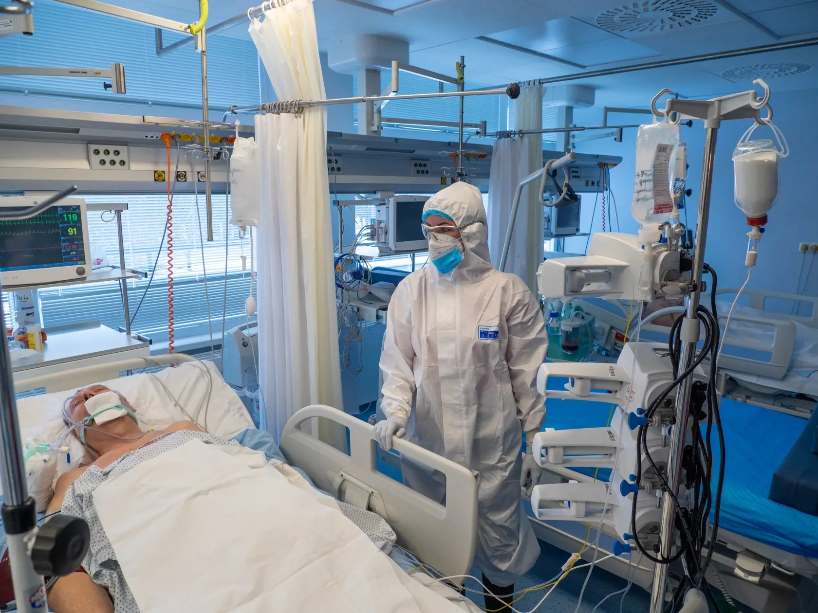 Boli sme na oddelení, kde sa starajú o pacientov s najťažším priebehom ochorenia COVID-19. Veľakrát si poplačeme, hovorí zdravotnícky personál, je ťažké vidieť umierať toľko ľudí.