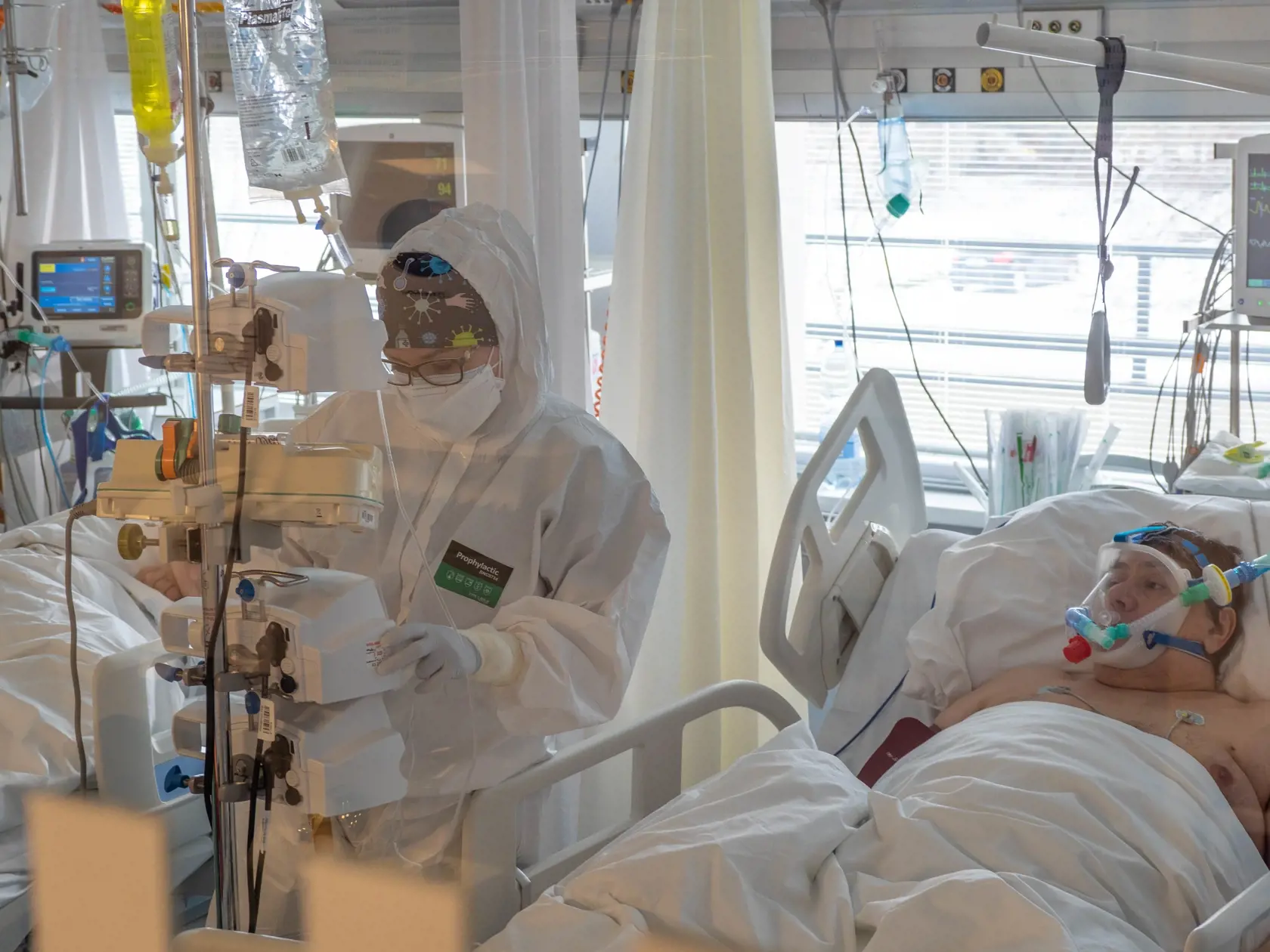Boli sme na oddelení, kde sa starajú o pacientov s najťažším priebehom ochorenia COVID-19. Veľakrát si poplačeme, hovorí zdravotnícky personál, je ťažké vidieť umierať toľko ľudí.
