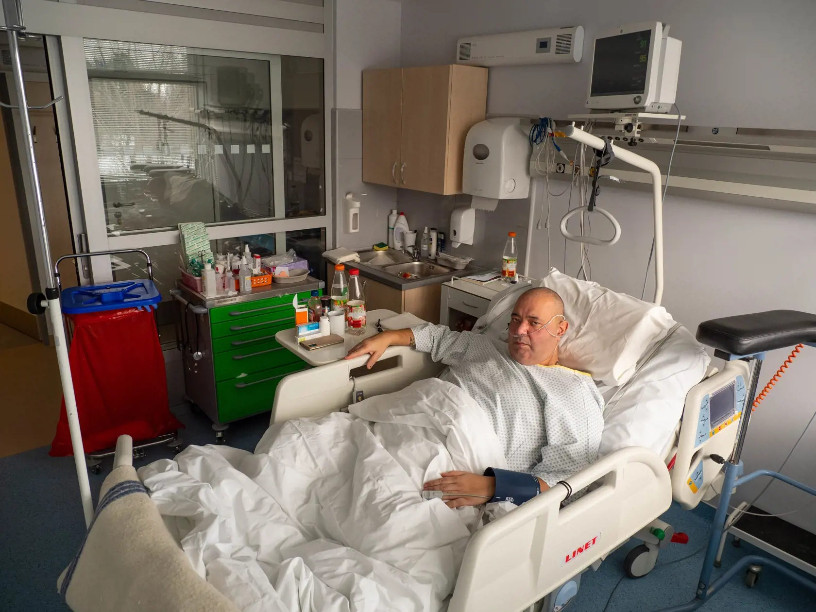 Boli sme na oddelení, kde sa starajú o pacientov s najťažším priebehom ochorenia COVID-19. Veľakrát si poplačeme, hovorí zdravotnícky personál, je ťažké vidieť umierať toľko ľudí.