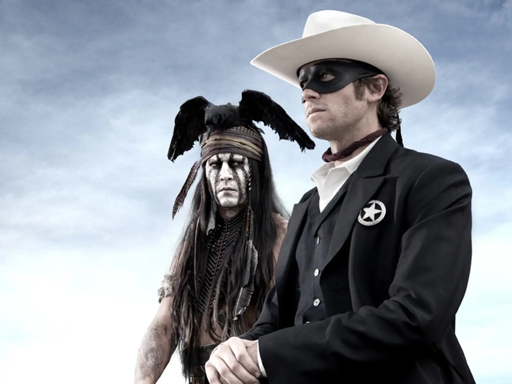 Počas nakrúcania filmu The Lone Ranger sa utopil potápač. (Vľavo Johnny Depp v úlohe Tonia, vpravo Armie Hammer v úlohe Johna Reida)