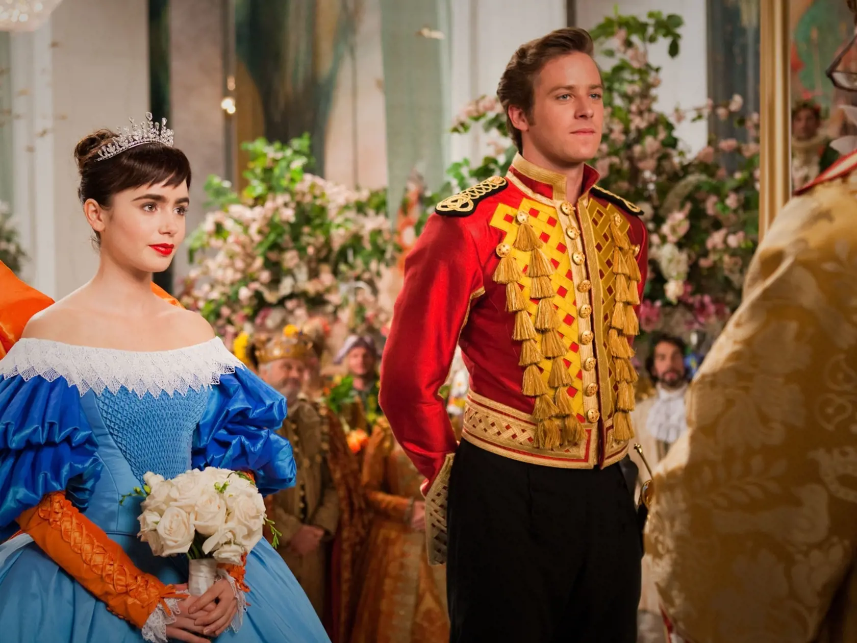 Armie Hammer po boku Lily Collins v Popoluške.