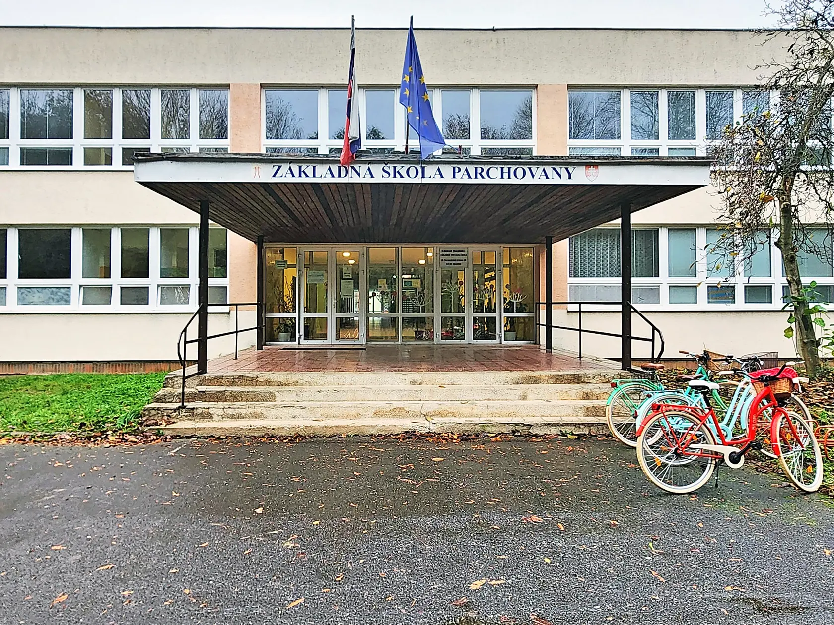 Chlapec skočil zo strechy ZŠ v Parchovanoch.