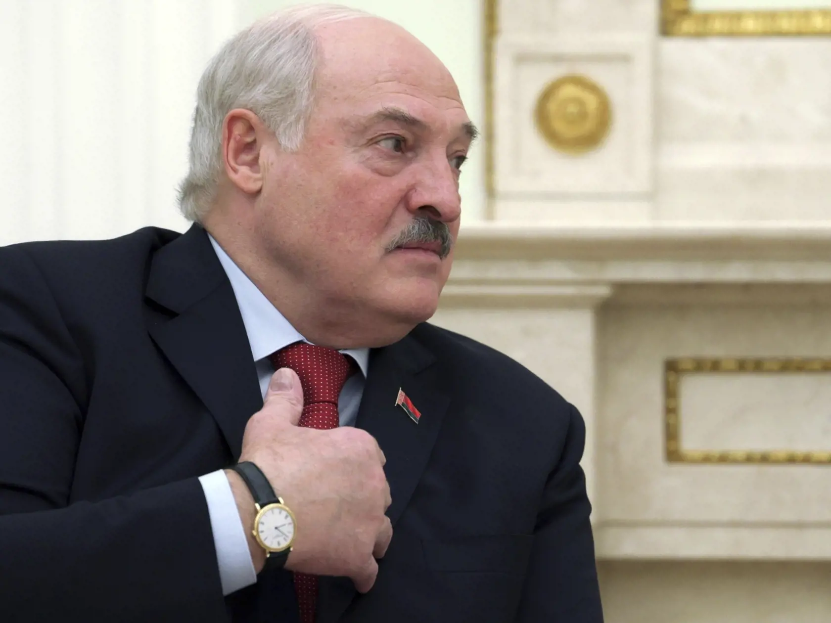 Na archívnej snímke z 11. apríla 2024 bieloruský prezident Alexandr Grigorievič Lukašenko gestikuluje počas stretnutia s ruským prezidentom Vladimirom Putinom v Moskve. Bielorusko v utorok 7. mája 2024 oznámilo, že na príkaz prezidenta Alexandra Lukašenka začalo s nečakanou inšpekciou svojich nosičov nestrategických jadrových zbraní. Ruský prezident Vladimir Putin v pondelok nariadil jadrové cvičenia na svojom území, čo vyvolalo obavy z použitia týchto zbraní na Ukrajine.