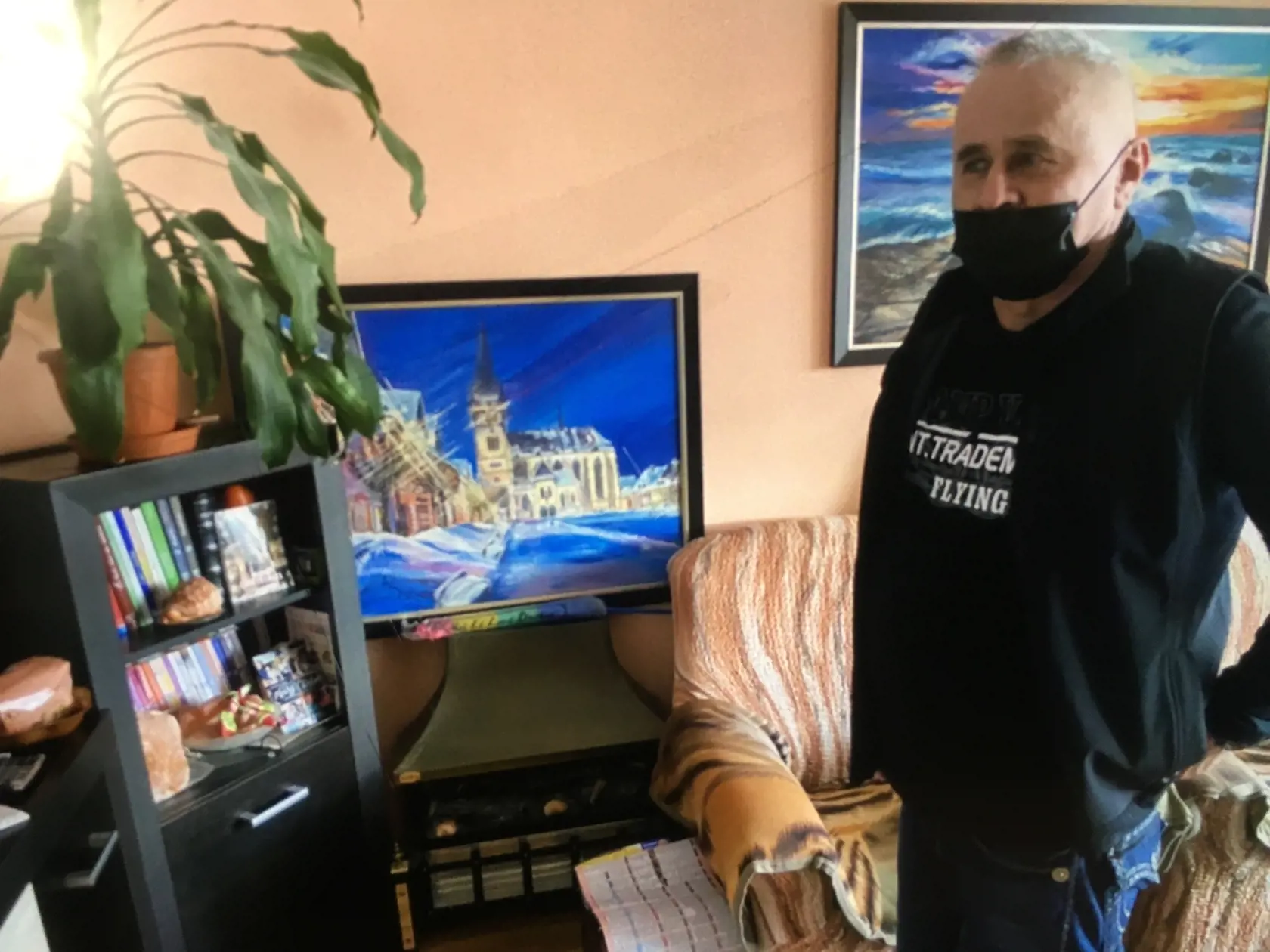 Jaroslav pri obraze, ktorý namaľoval svojej nebohej manželke pri príležitosti jej nedožitých 60. narodenín.