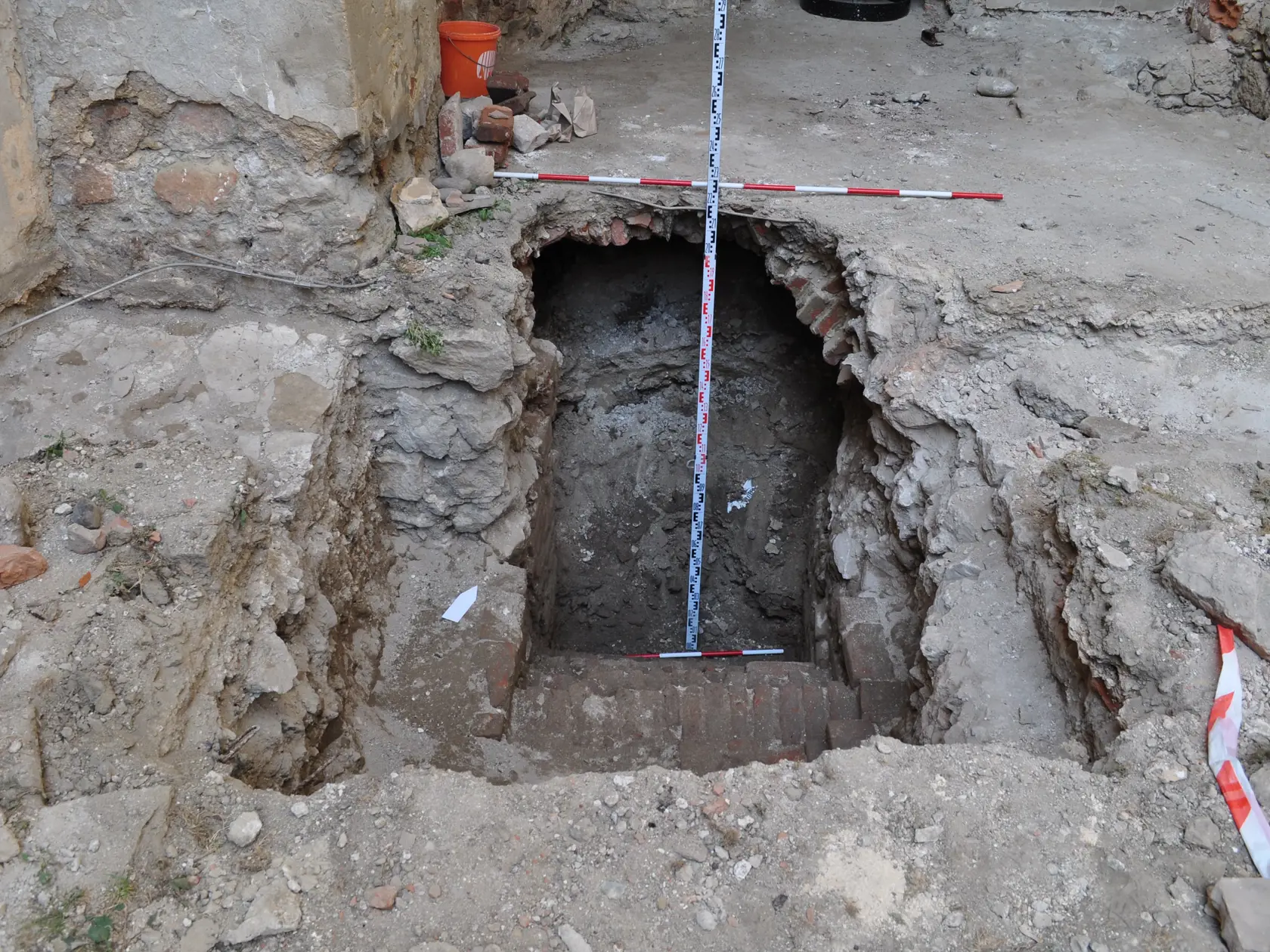 Kúsok po kúsku archeológovia odkrývali kryptu na Trenčianskom hrade.