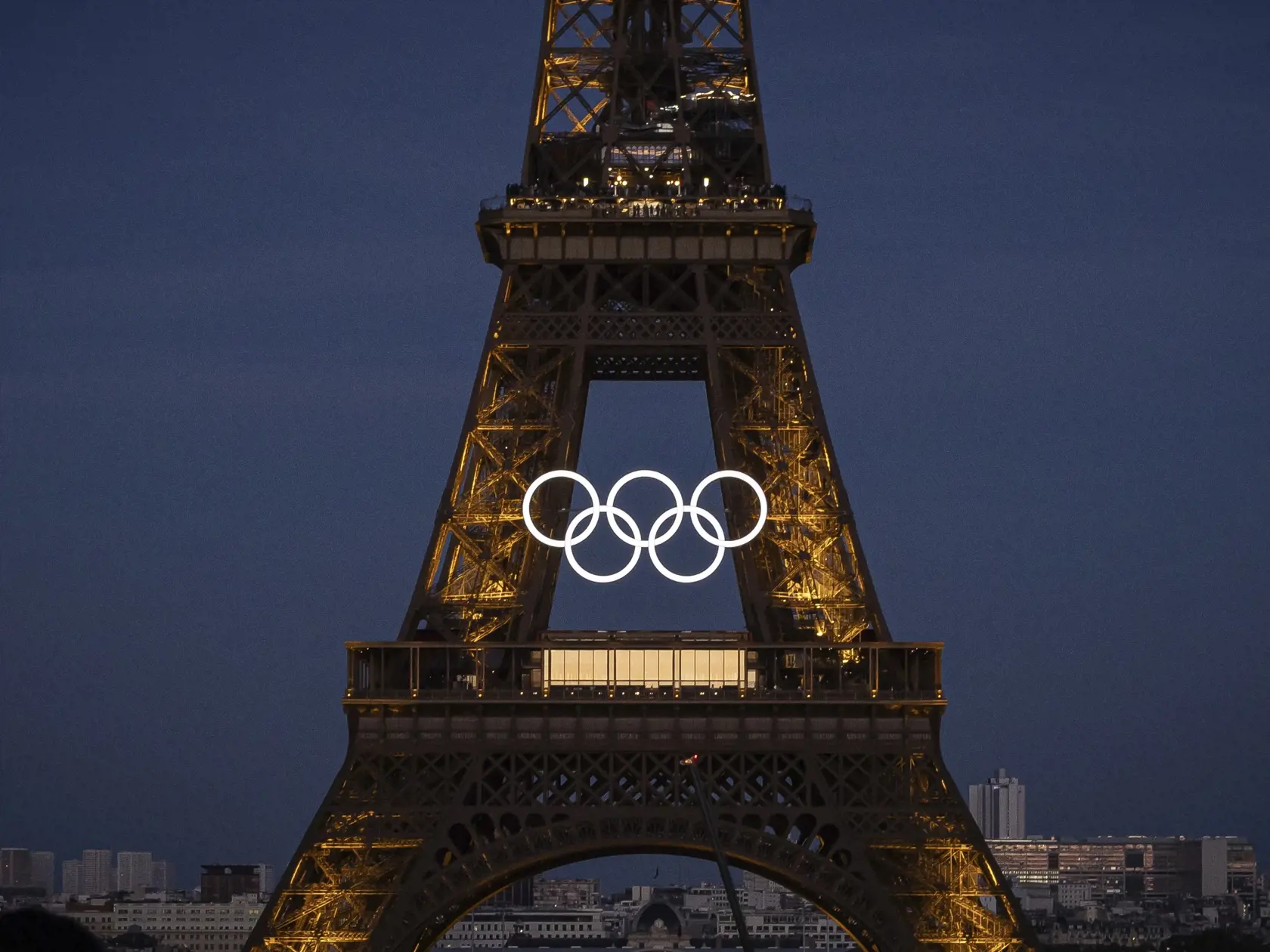 Olympijské kruhy z recyklovanej francúzskej ocele sú na južnej strane 135-ročnej historickej pamiatky v centre Paríža s výhľadom na rieku Seinu.