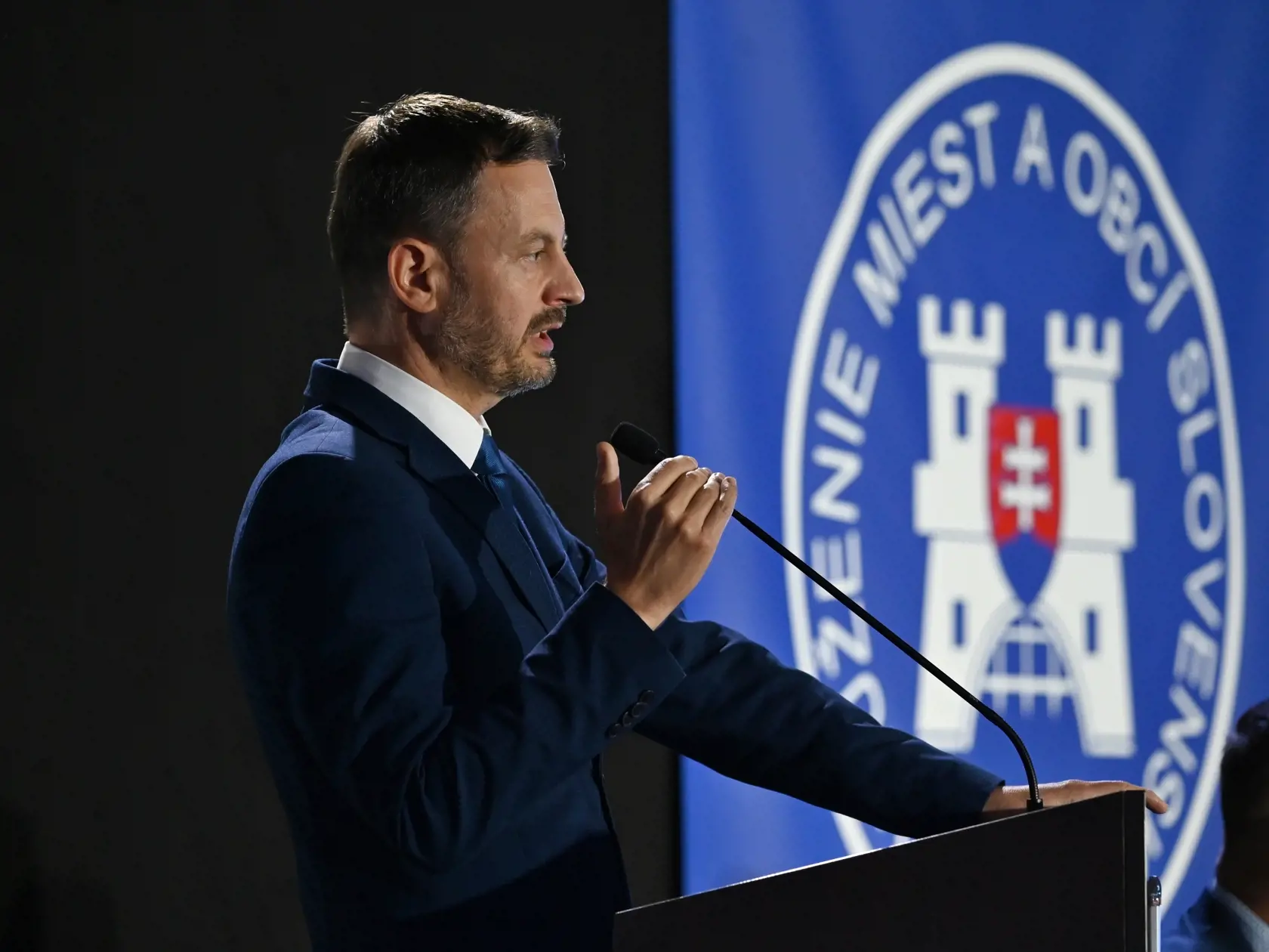 Na snímke predseda vlády SR Eduard Heger (OĽaNO) počas 33. snemu Združenia miest a obcí Slovenska (ZMOS) v Senci v stredu 7. septembra 2022. FOTO TASR - Lukáš Grinaj