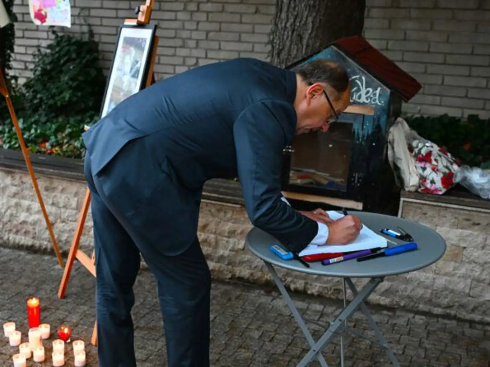 Prezident ÚMS a primátor Trenčína Richard Rybníček si prišiel uctiť zapálením sviečky druhé výročie zavraždenia Juraja a Matúša pred barom Tepláreň.