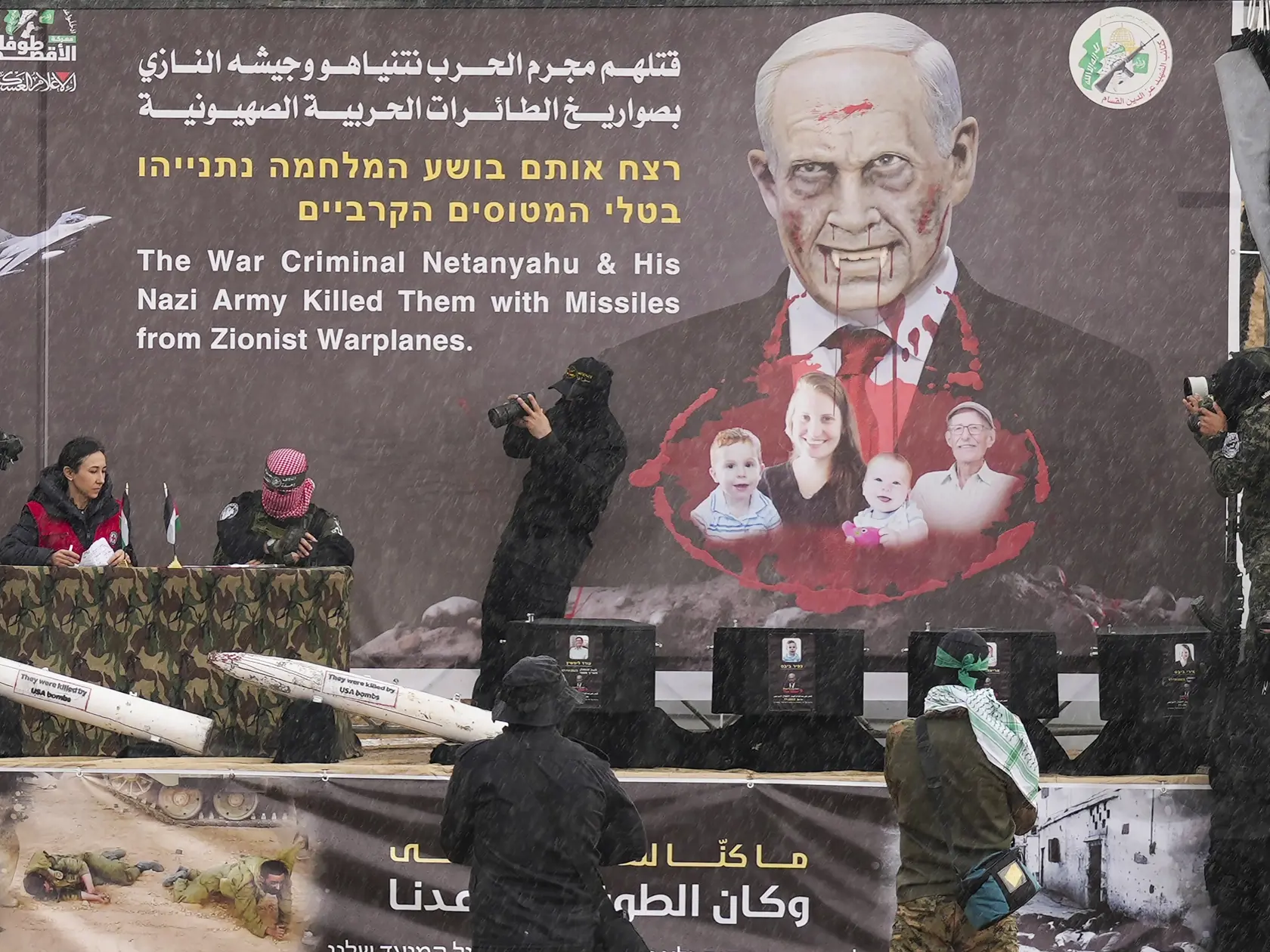Príslušníci palestínskeho militantného hnutia Hamas vystavili rakvy s telami štyroch zosnulých izraelských rukojemníkov.