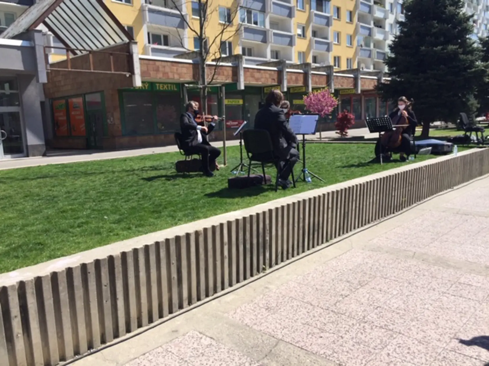 Koncert pod oknami v bratislavskej Vrakuni.