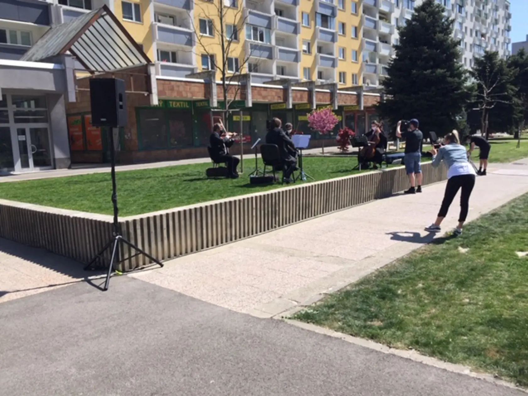 Koncert pod oknami v bratislavskej Vrakuni.
