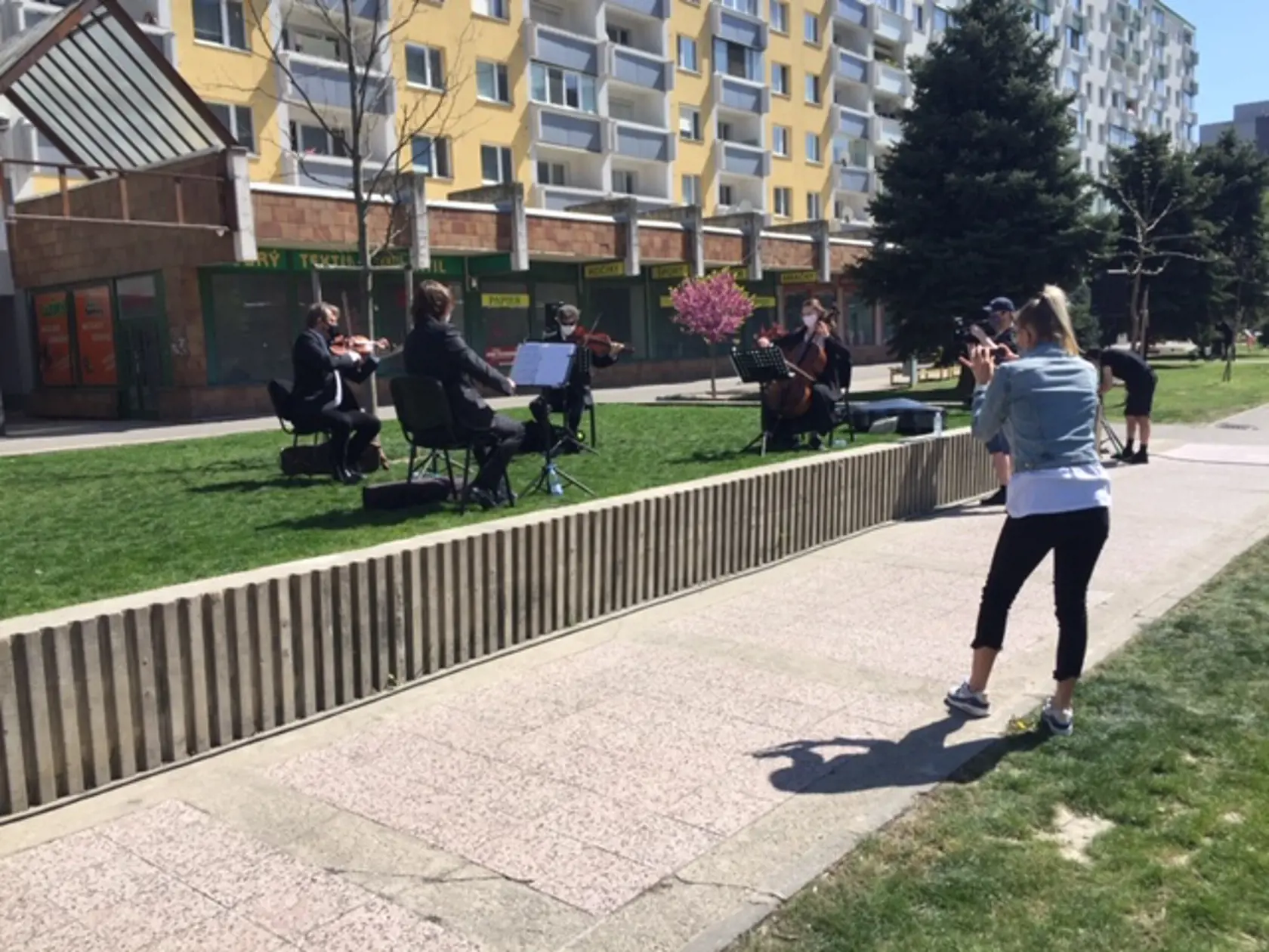 Koncert pod oknami v bratislavskej Vrakuni.