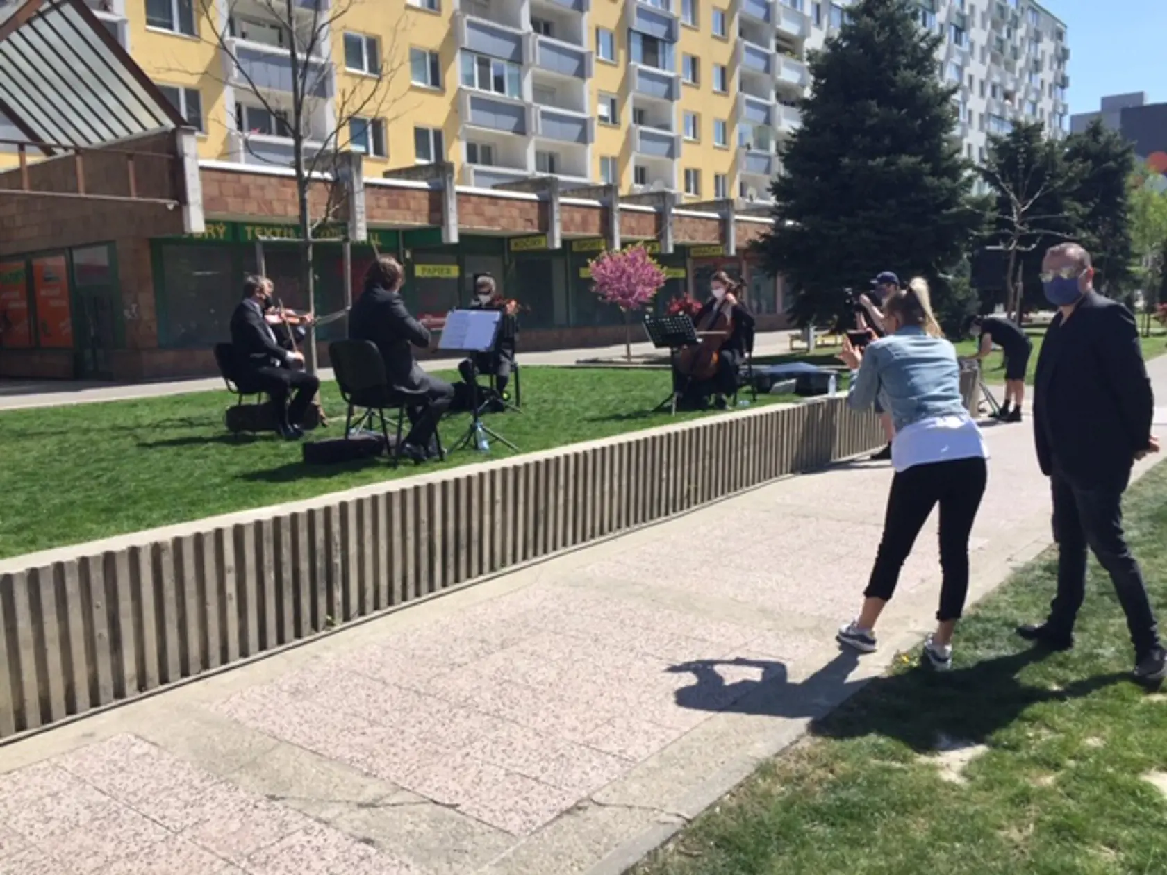 Koncert pod oknami v bratislavskej Vrakuni.