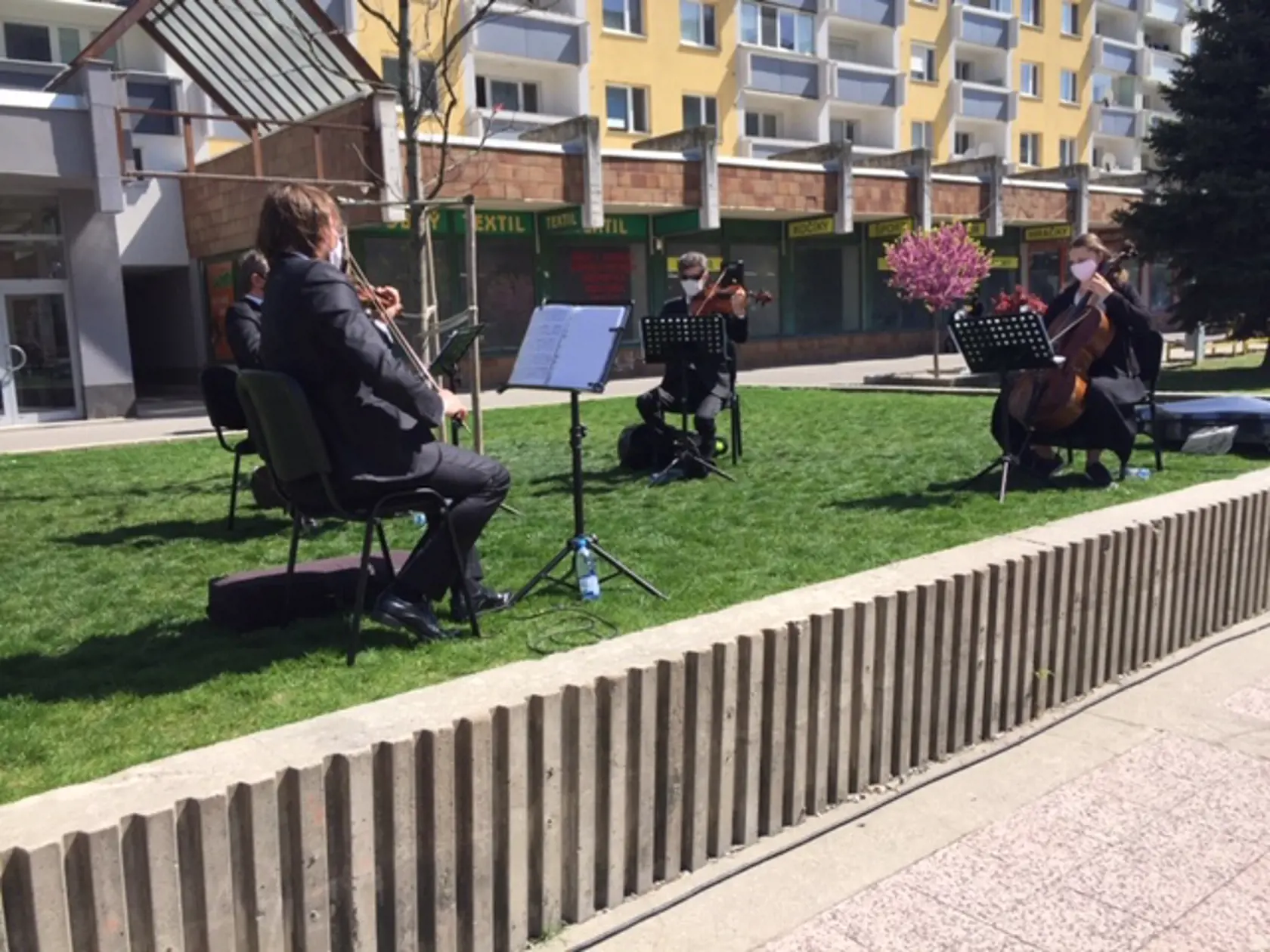 Koncert pod oknami v bratislavskej Vrakuni.