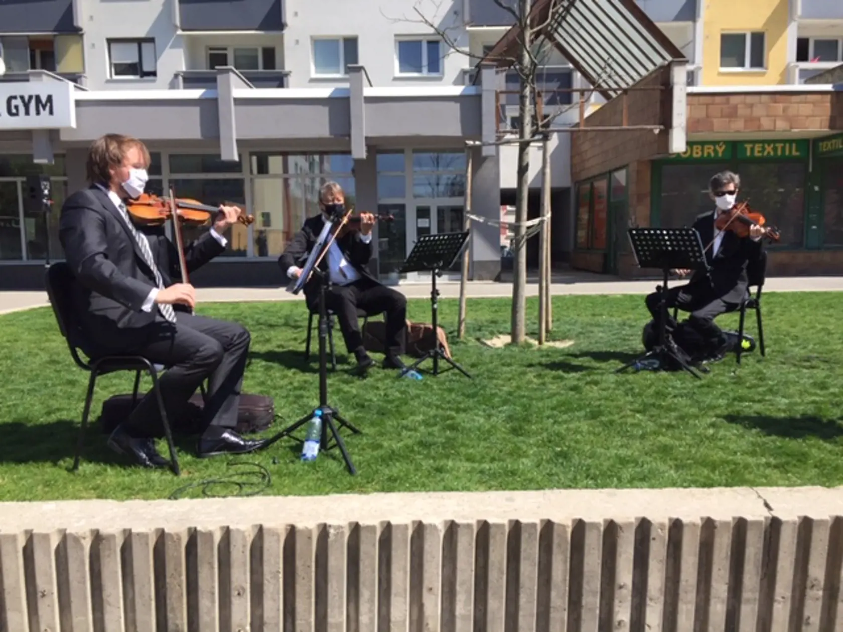 Koncert pod oknami v bratislavskej Vrakuni.