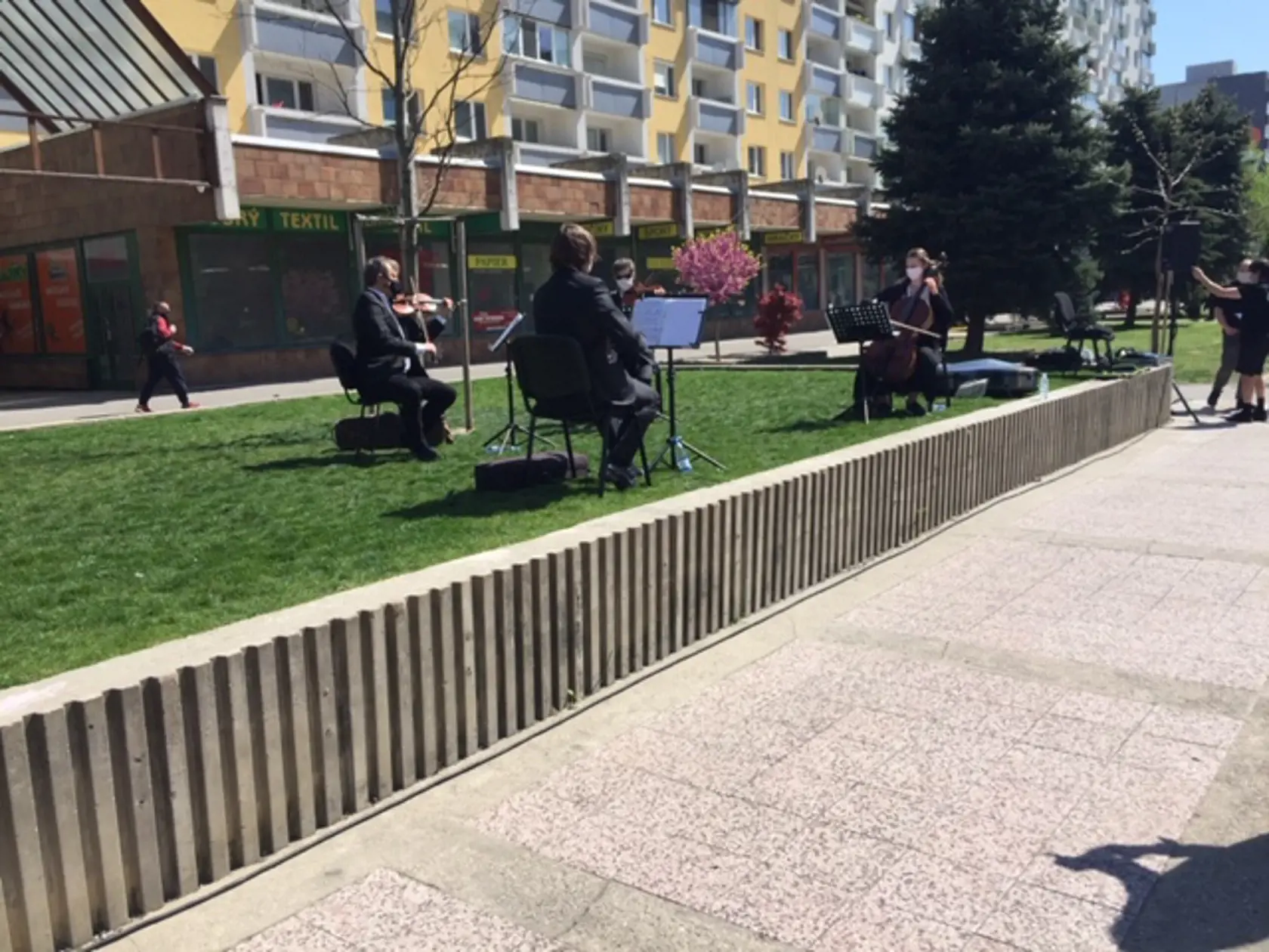 Koncert pod oknami v bratislavskej Vrakuni.