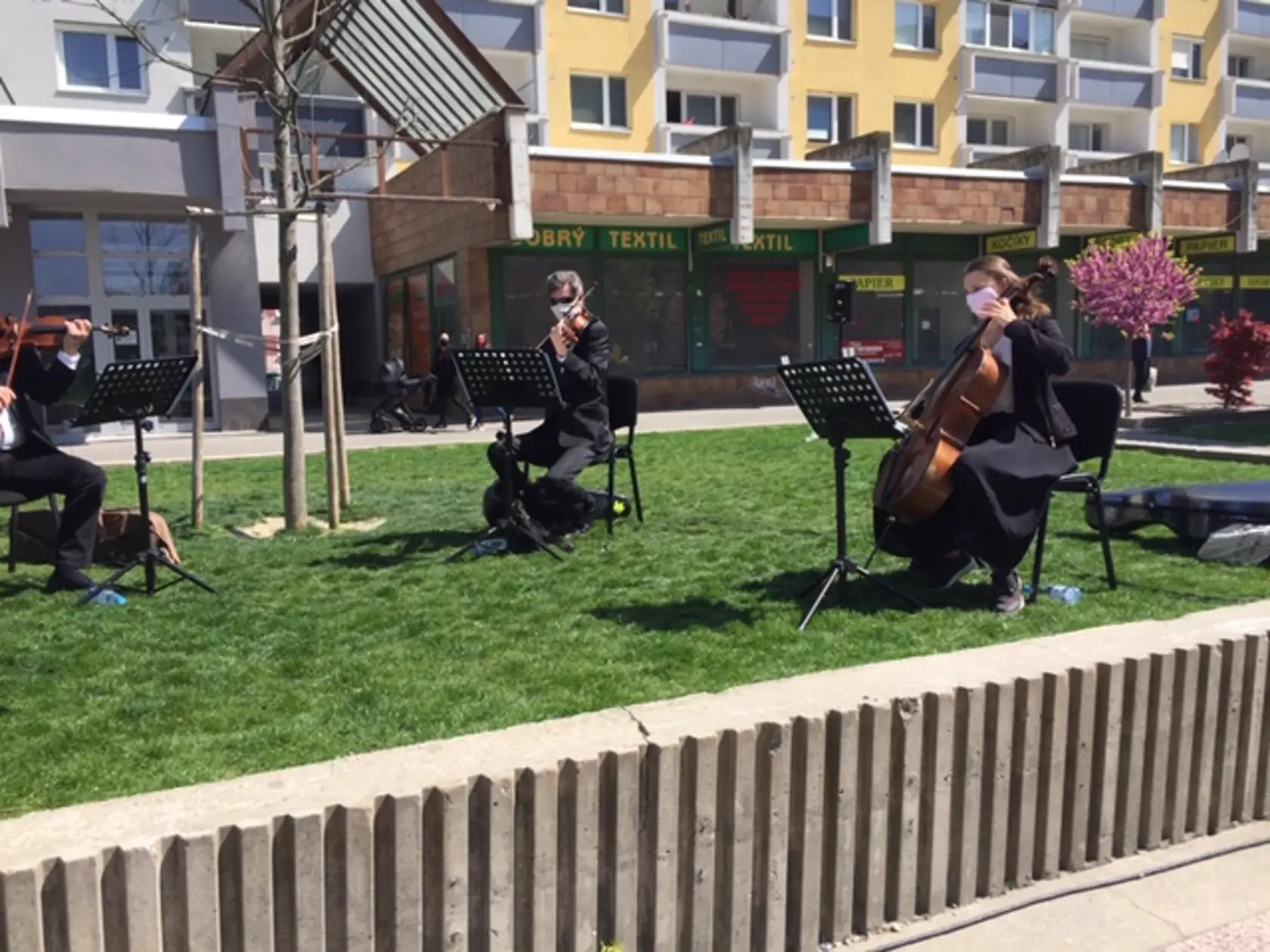 Koncert pod oknami v bratislavskej Vrakuni.