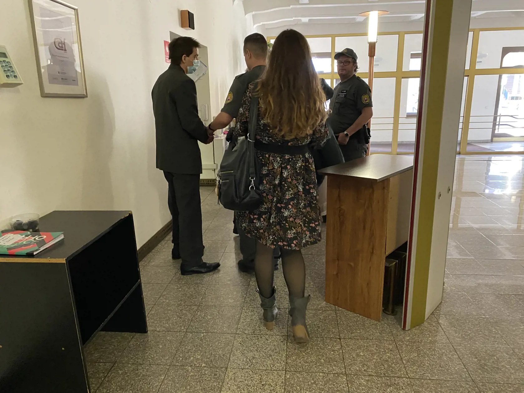 Lukáša odvádza justičná stráž do väzby. Svoju vetrovku odovzdal manželke Zuzane, ktorá ju držiac v náručí odkráčala s plačom z budovy prešovského krajského súdu.