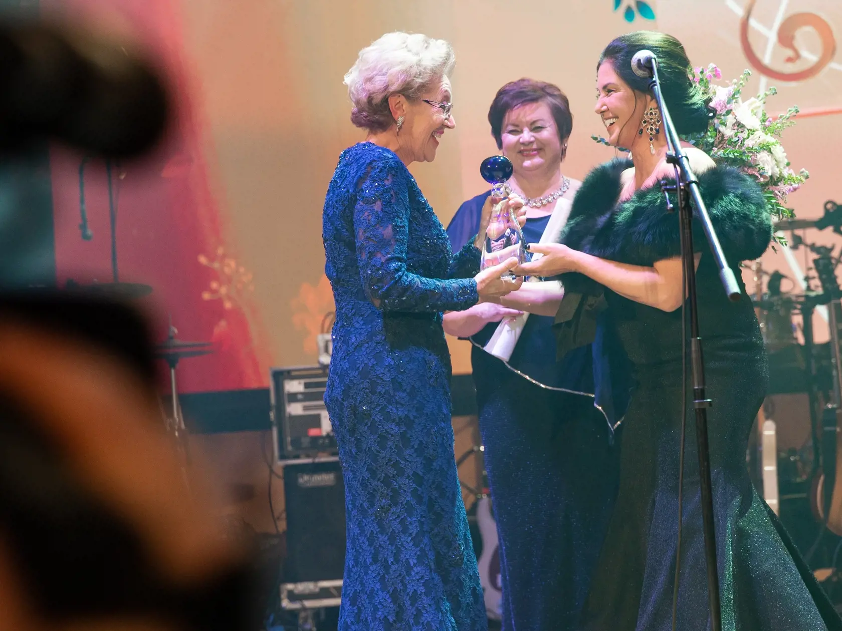 Prešporský bál v bratislavskej Redute. Na snímke Iveta Malachovská. Na snímke ocenená Magdaléna Rovniaková a Iveta Malachovská.