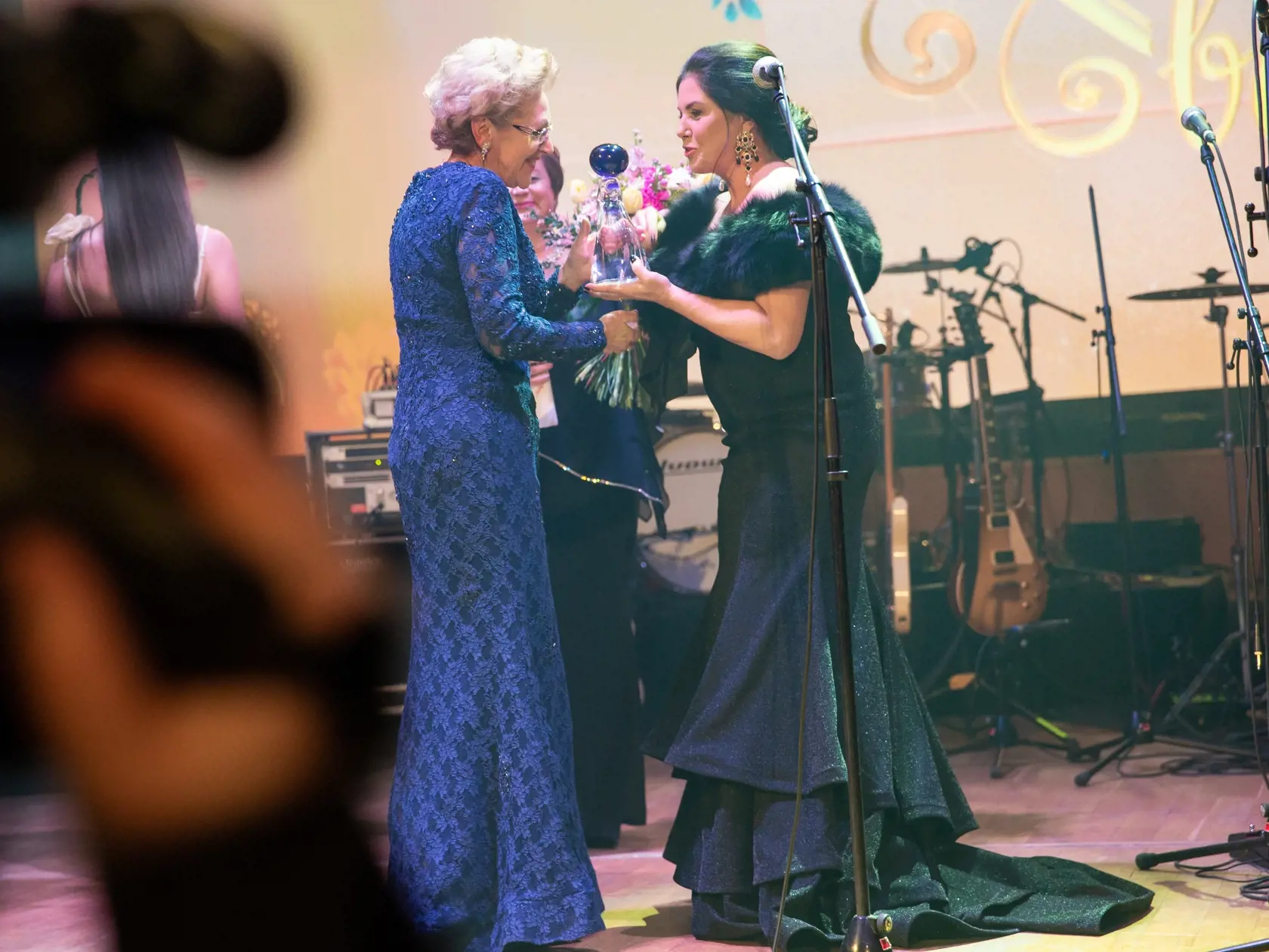 Prešporský bál v bratislavskej Redute. Na snímke Iveta Malachovská. Na snímke ocenená Magdaléna Rovniaková a Iveta Malachovská.