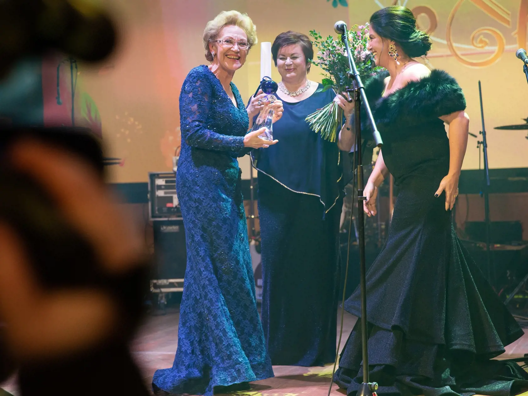 Prešporský bál v bratislavskej Redute. Na snímke Iveta Malachovská. Na snímke ocenená Magdaléna Rovniaková a Iveta Malachovská.