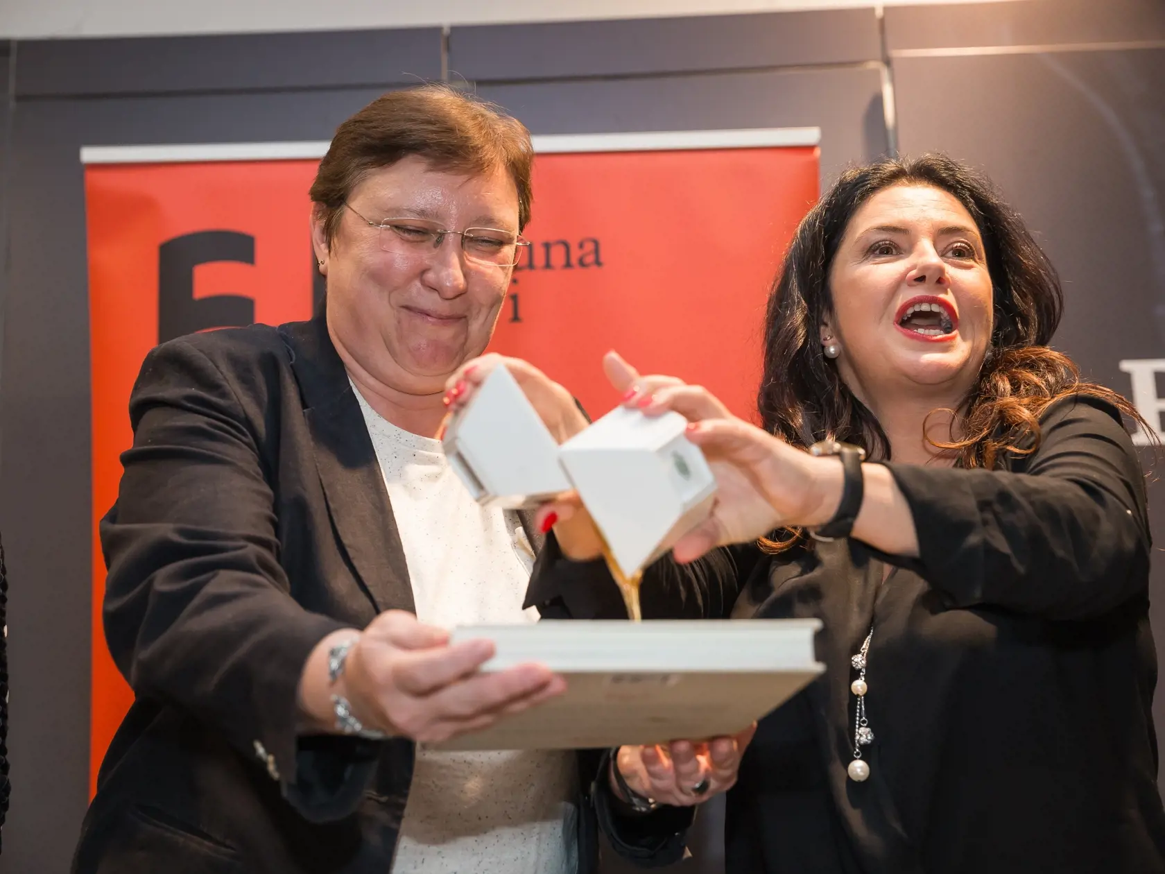 Krst kuchárskej knihy Kataríny Nádaskej a krstnou mamou bola Iveta Malachovská v Bratislavskom kníhkupectve