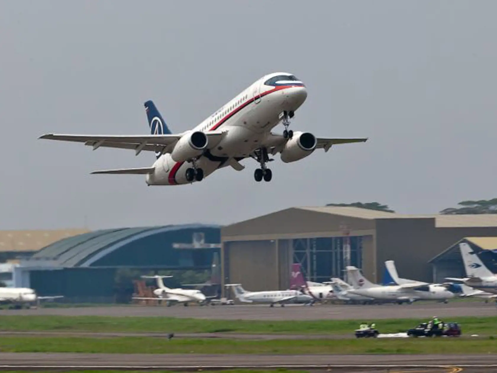 Ruské regionálne dopravné lietadlo Suchoj Superjet 100 s tromi členmi posádky sa v piatok zrútilo v zalesnenej oblasti neďaleko Moskvy, pričom zahynuli všetci na palube. Na archívnej snímke lietadlo Suchoj Superjet 100.