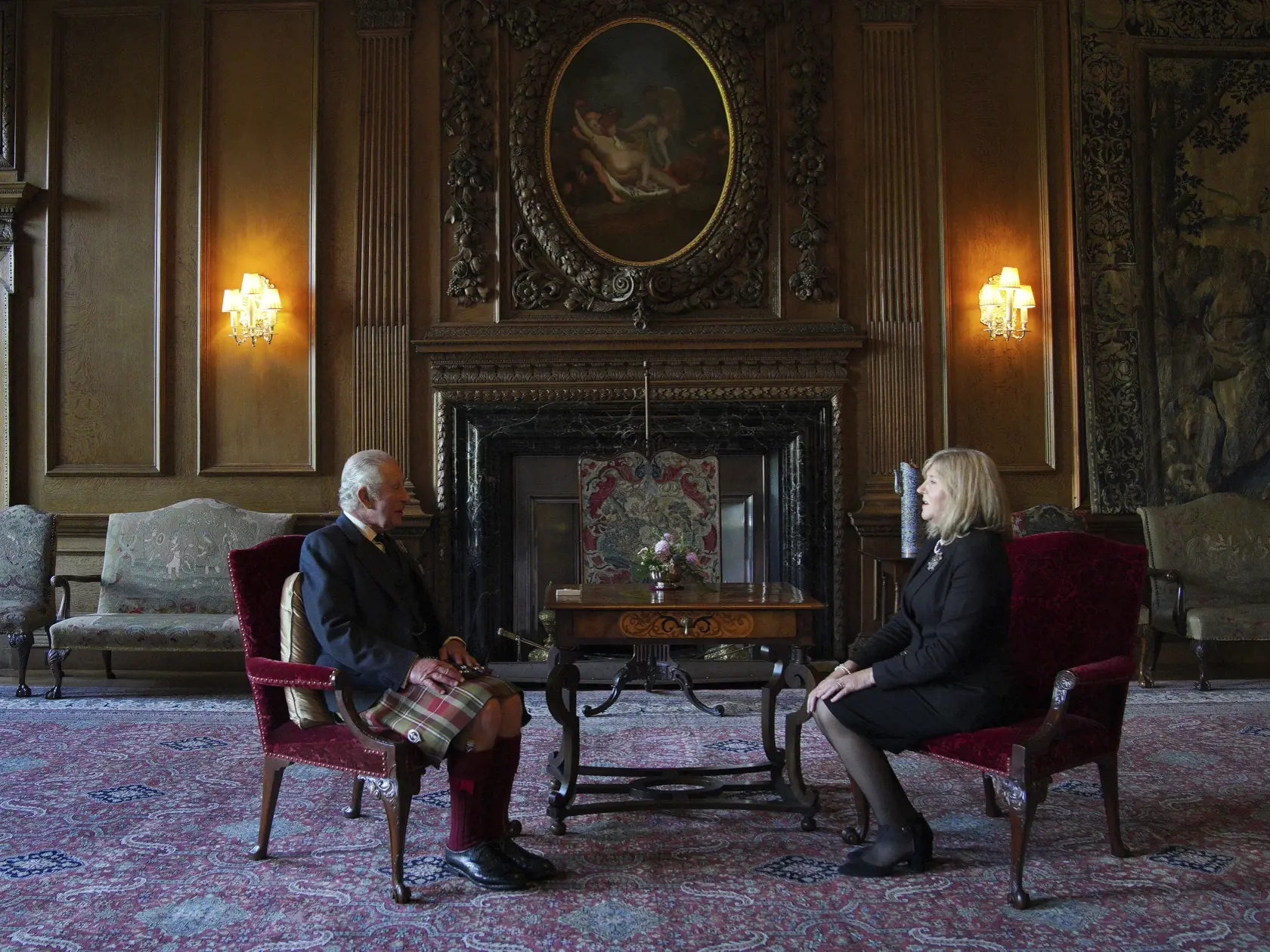Britský kráľ Charles III. a predsedníčka škótskeho parlamentu Alison Johnstoneová diskutujú počas stretnutia v zámku Holyrood v škótskom Edinburghu v pondelok 12. septembra 2022.