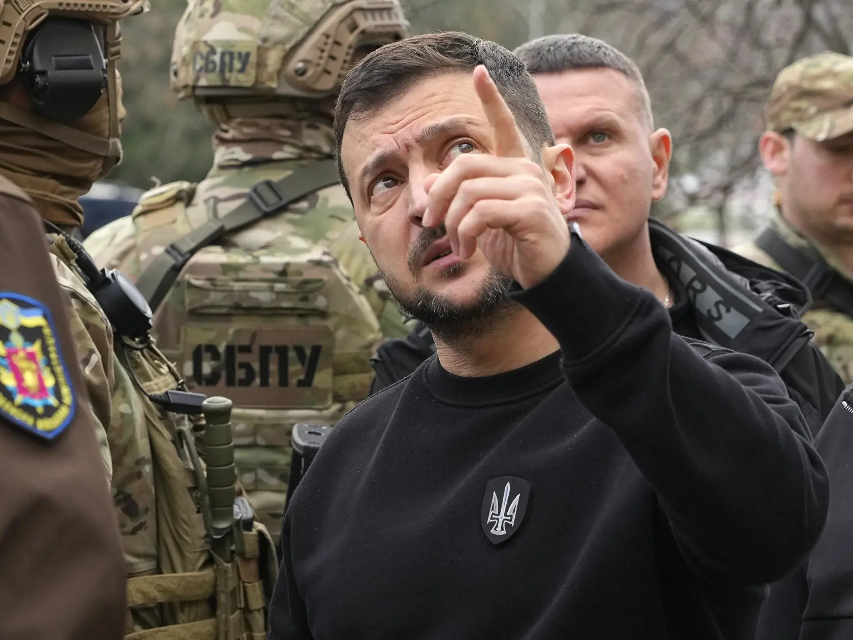 Ukrajinský prezident Volodymyr Zelenskyj gestikuluje, keď sii prezerá obytné budovy poškodené po raketových útokoch v ukrajinskom meste Záporožie v pondelok 27. marca 2023.