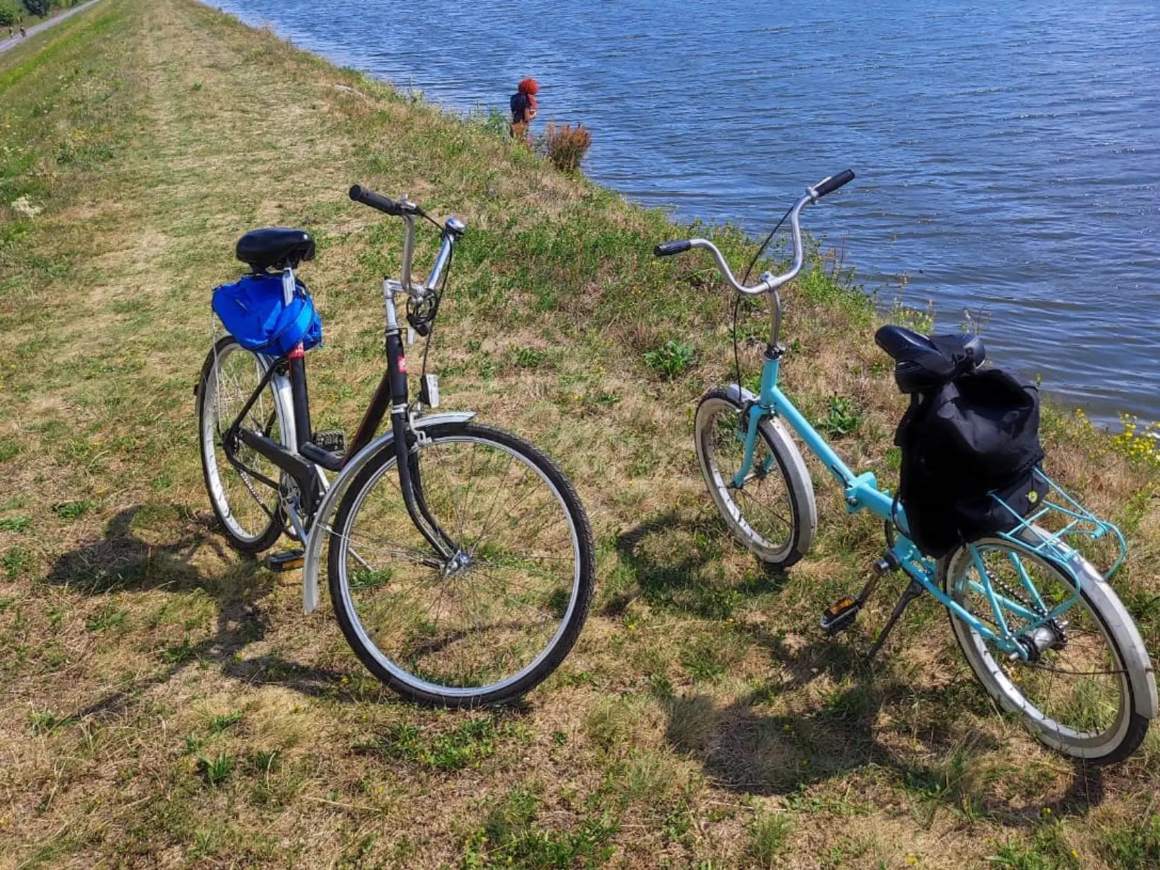 V bytovke boli tieto dva retro bicykle, zmizol však len azúrový.