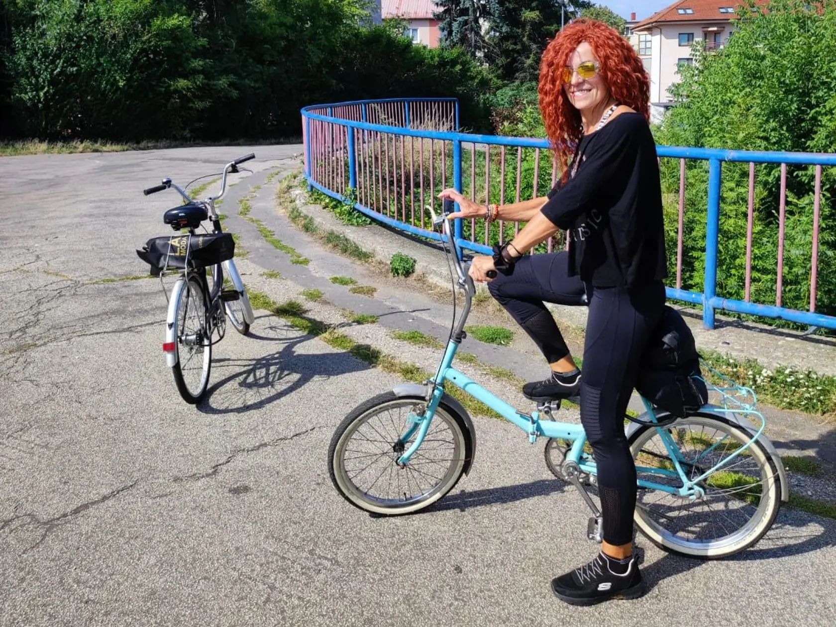 Ľubka a jej neprehliadnuteľný retro bicykel.