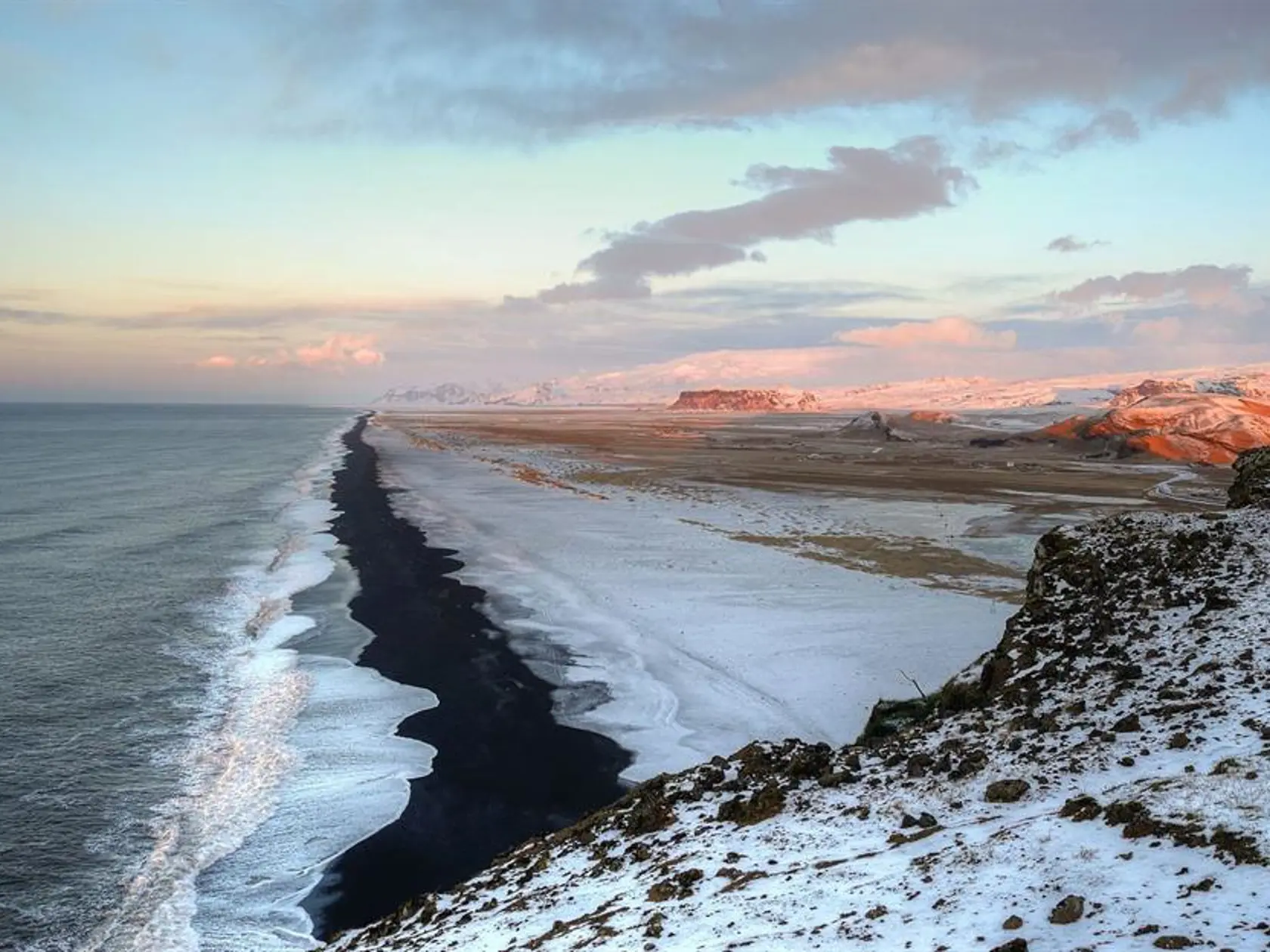 Pláž Reynisfjara na Islande.