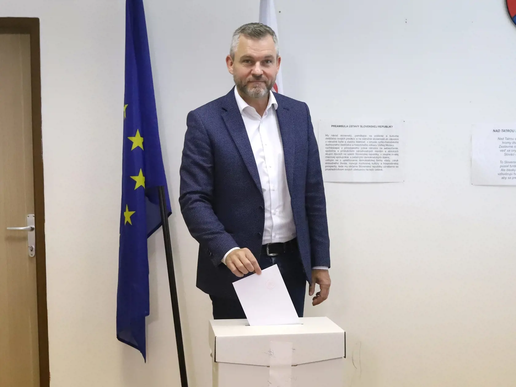 Zvolený prezident Peter Pellegrini pred obecným úradom po volebnom akte vo voľbách do Európskeho parlamentu v miestnom kultúrnom dome na Králikoch pri Banskej Bystrici.