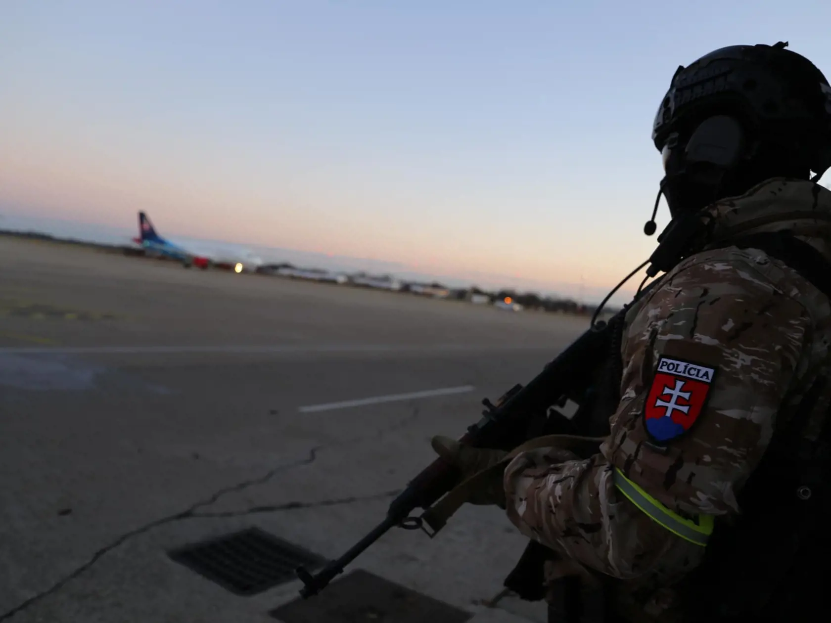 Obvineného Tomáša Rajeckého priviezli na Slovensko za prísnych bezpečnostných opatrení.